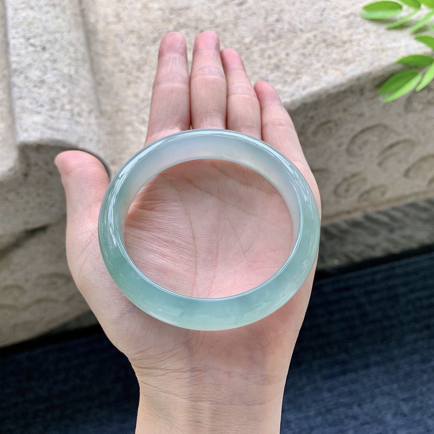 正圈56 57，圈口57/12.8/7.7，编码Q5080619，糯冰晴绿，水润，种老，细腻，无裂。