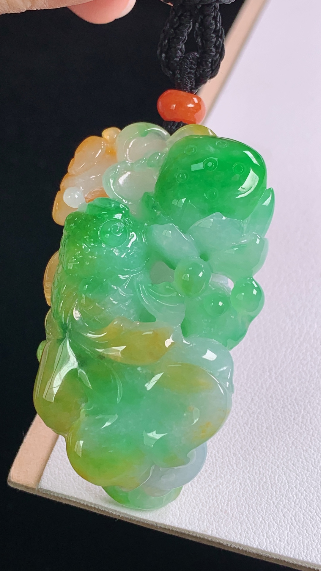 三彩莲年有余，色彩斑斓，雕工精湛，无裂，尺寸:60.0-34.4-16.6mm