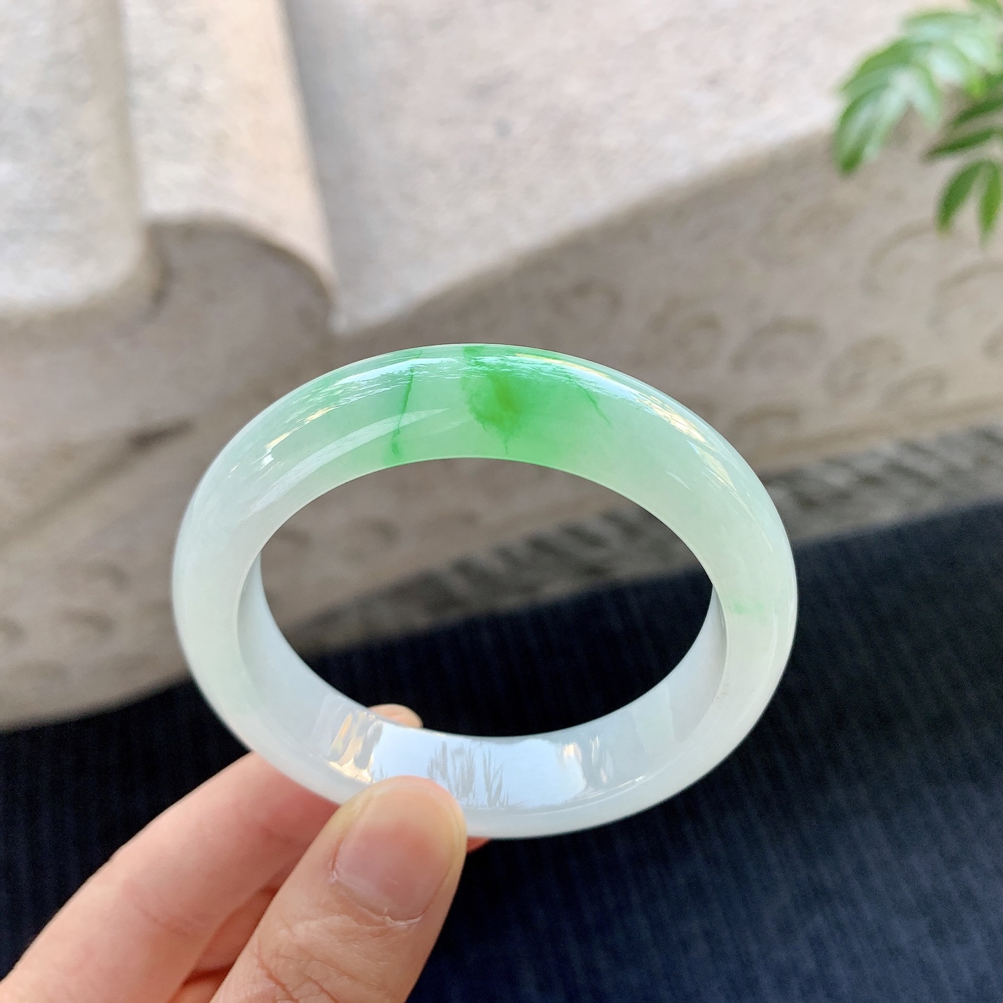 正圈50 51，圈口51.3/12.4/8.2，编码T9080435，描述冰糯飘阳绿，水润，种老，细腻，打灯有棉线
