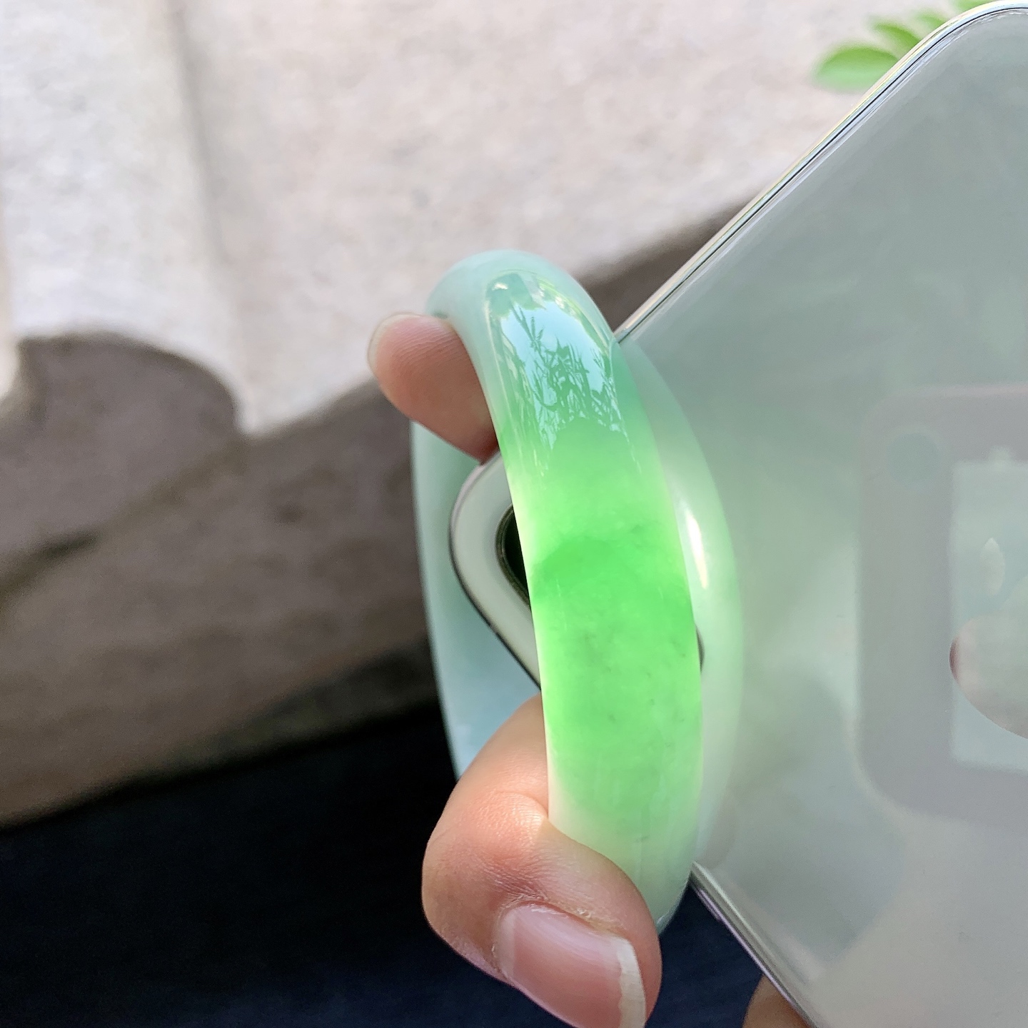 正圈61 62，圈口62.3/13/7.6，编码GL080738，糯冰飘绿，水润，种老，细腻，打灯有棉线
