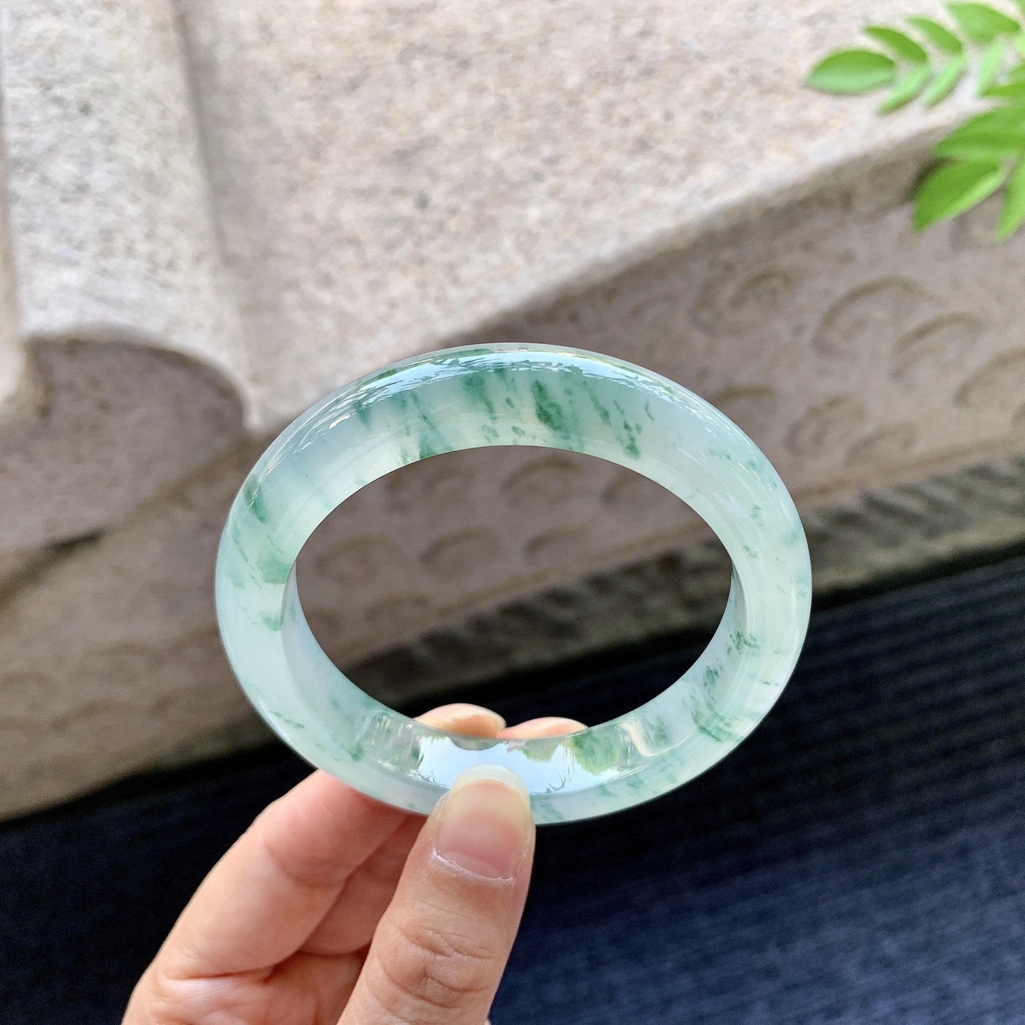 正圈56 57，圈口56.2/12.1/8.8，编码A3080721，描述糯冰飘绿花，水润，种老，细腻，无裂。
