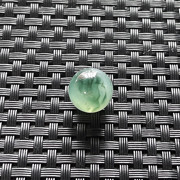 缅甸天然翡翠A货，卡13冰种飘花圆珠单珠一颗，多样性发其一，尺寸：13mm/1颗，重量：约3.95g