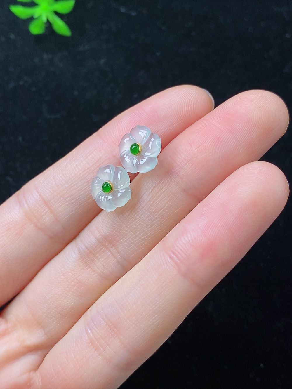 18k金镶白冰花朵耳钉一对，无裂，尺寸9.3-1.3mm,806xdz