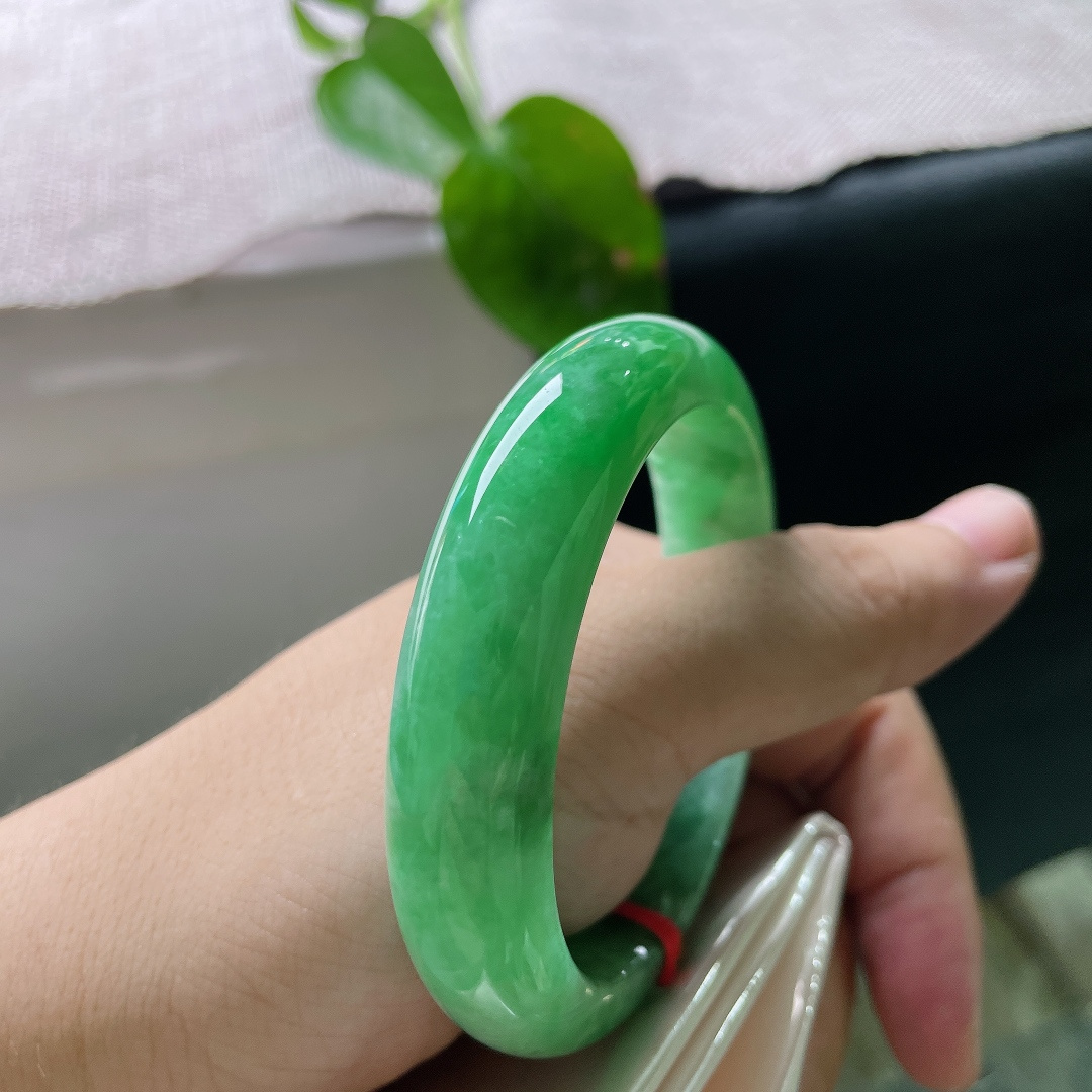 54.9/13.5/8.7，满绿正圈，无裂，翠色浓郁鲜亮，玉质水润，贵气十足，腕间气场全揽。ss56322a