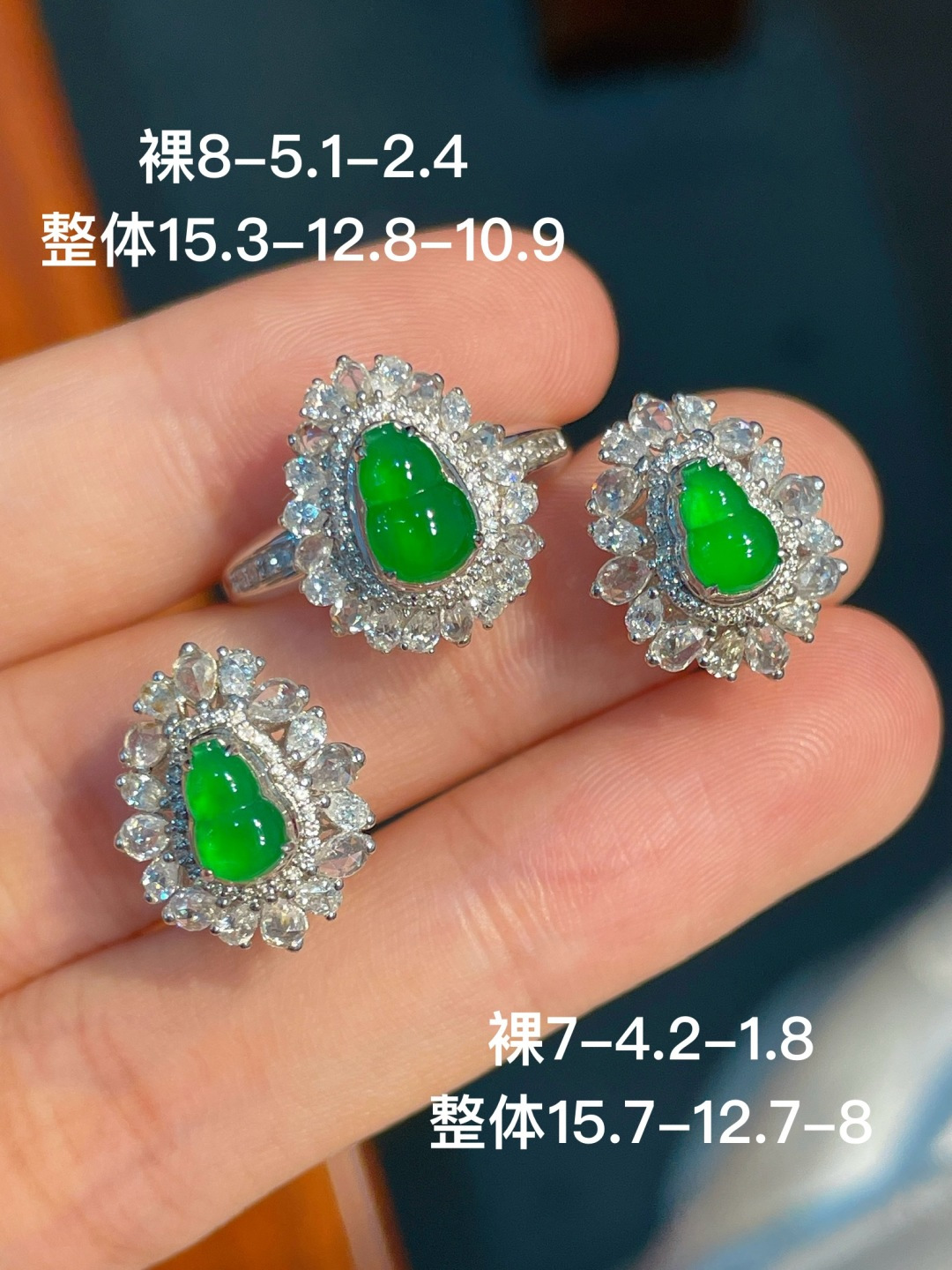 ️阳绿葫芦戒指+阳绿葫芦耳扣（一套） 无裂 18k金镶嵌，15.3-12.8-10.9