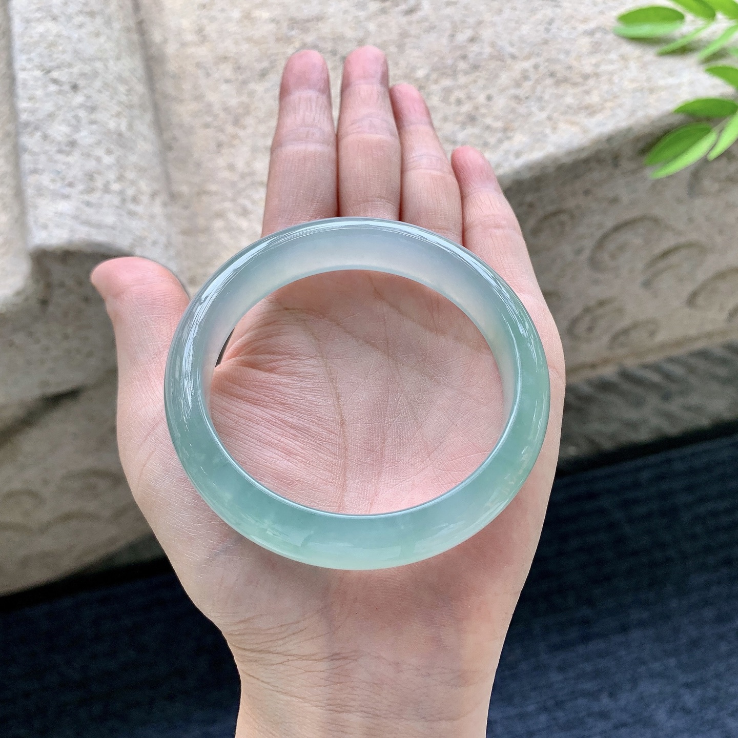 正圈56 57，圈口57/12.8/7.7，编码Q5080619，糯冰晴绿，水润，种老，细腻，无裂。