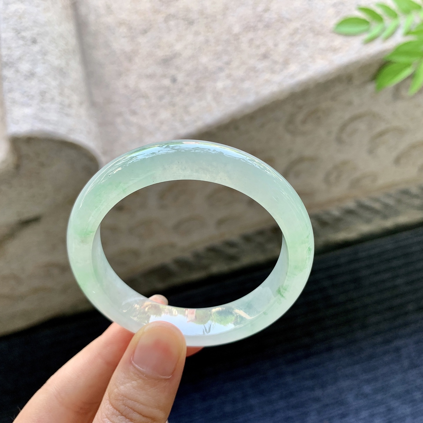 正圈50 51，圈口50.8/11.7/7.6，编码G7080702，糯冰飘绿花，水润，种老，细腻，无裂。
