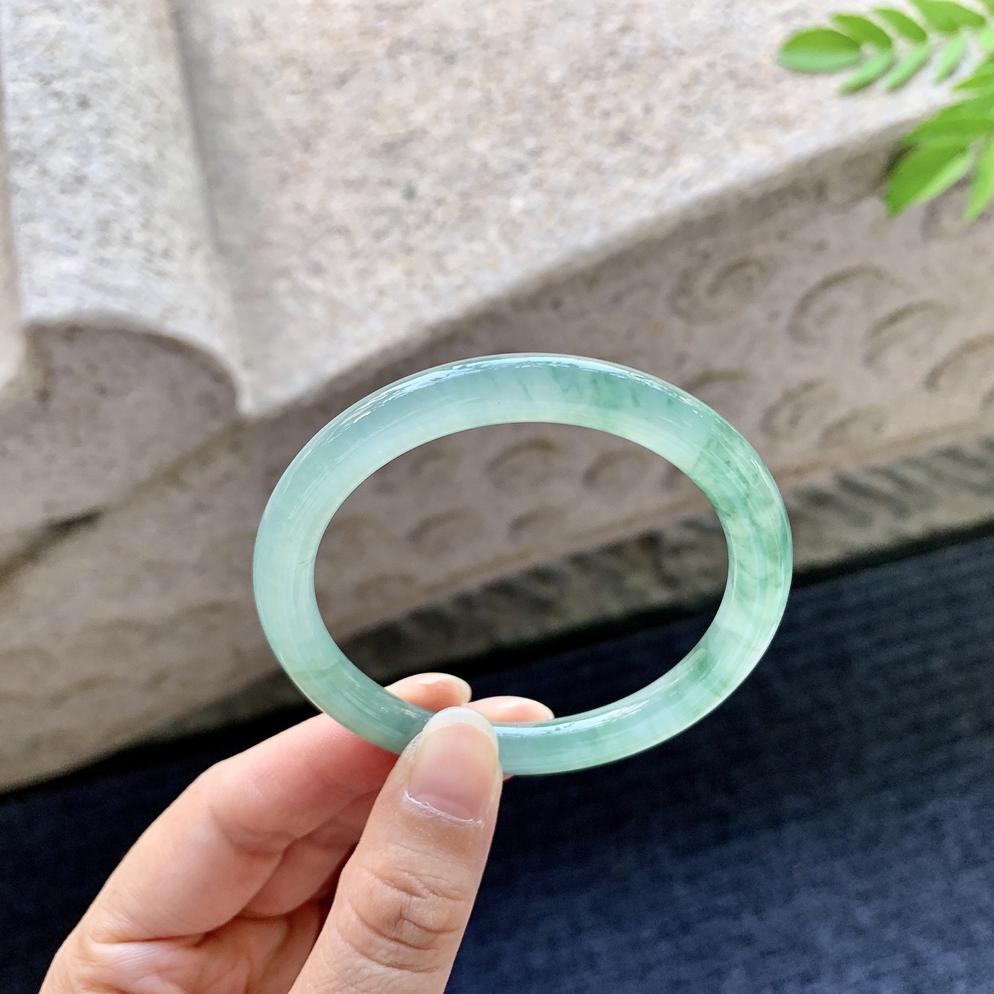 圆条52 53，圈口52.9/6.8/7.5，编码DJ080709，糯冰飘花，水润，种老，细腻，无裂。