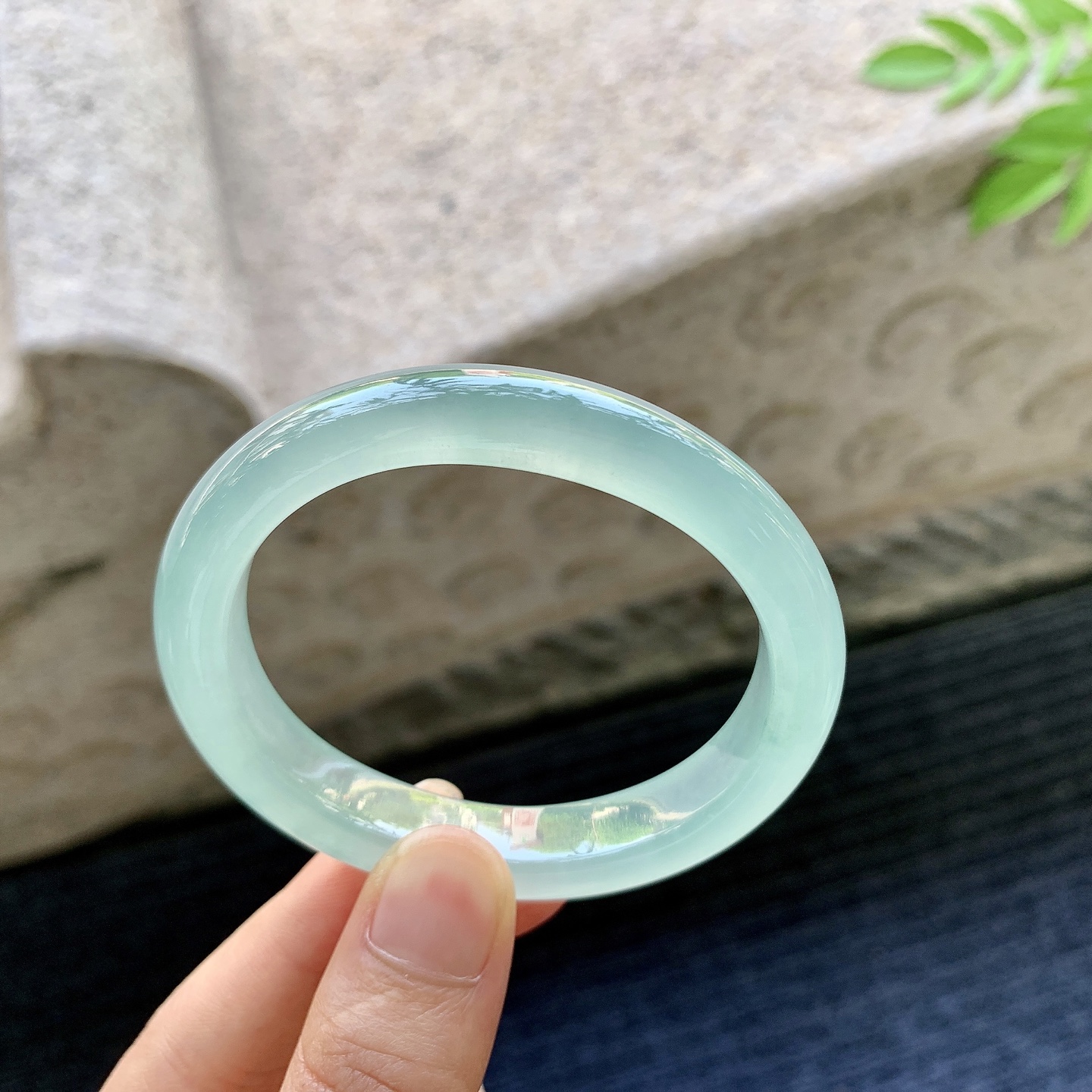 贵妃51 52，圈口52.7/45.1/10.1/7.8，编码LH080716，描述糯冰飘绿，水润，种老，细腻，打灯有絮线
