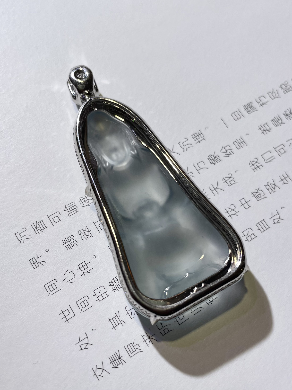 【玻璃种素衣观音】质地细腻，通透度上佳，冰感十足，适合佩戴，18k金钻镶嵌，裸石尺寸45*22.5*6毫米