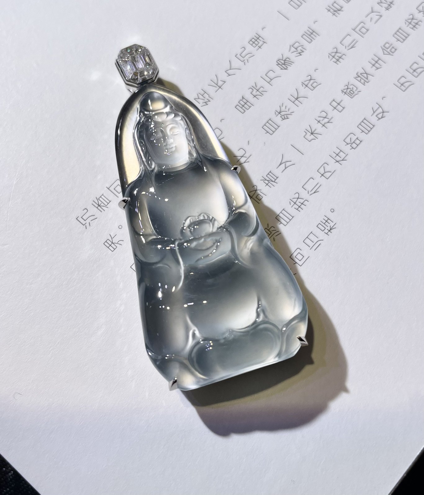 【玻璃种素衣观音】质地细腻，通透度上佳，冰感十足，适合佩戴，18k金钻镶嵌，裸石尺寸45*22.5*6毫米