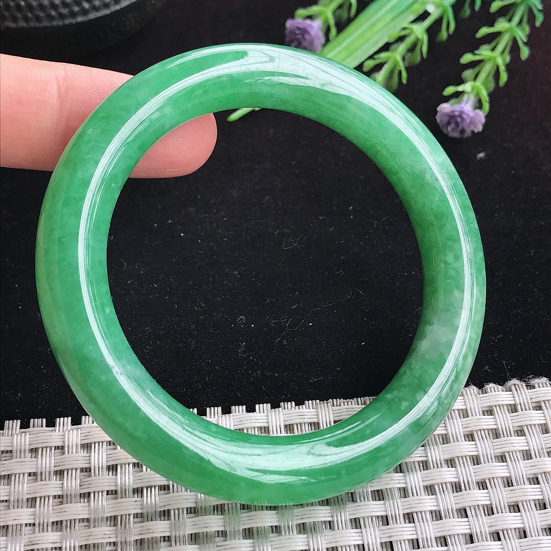 实拍A货翡翠53/10.5/10老坑精美满绿阳绿圆条手镯平安镯百搭