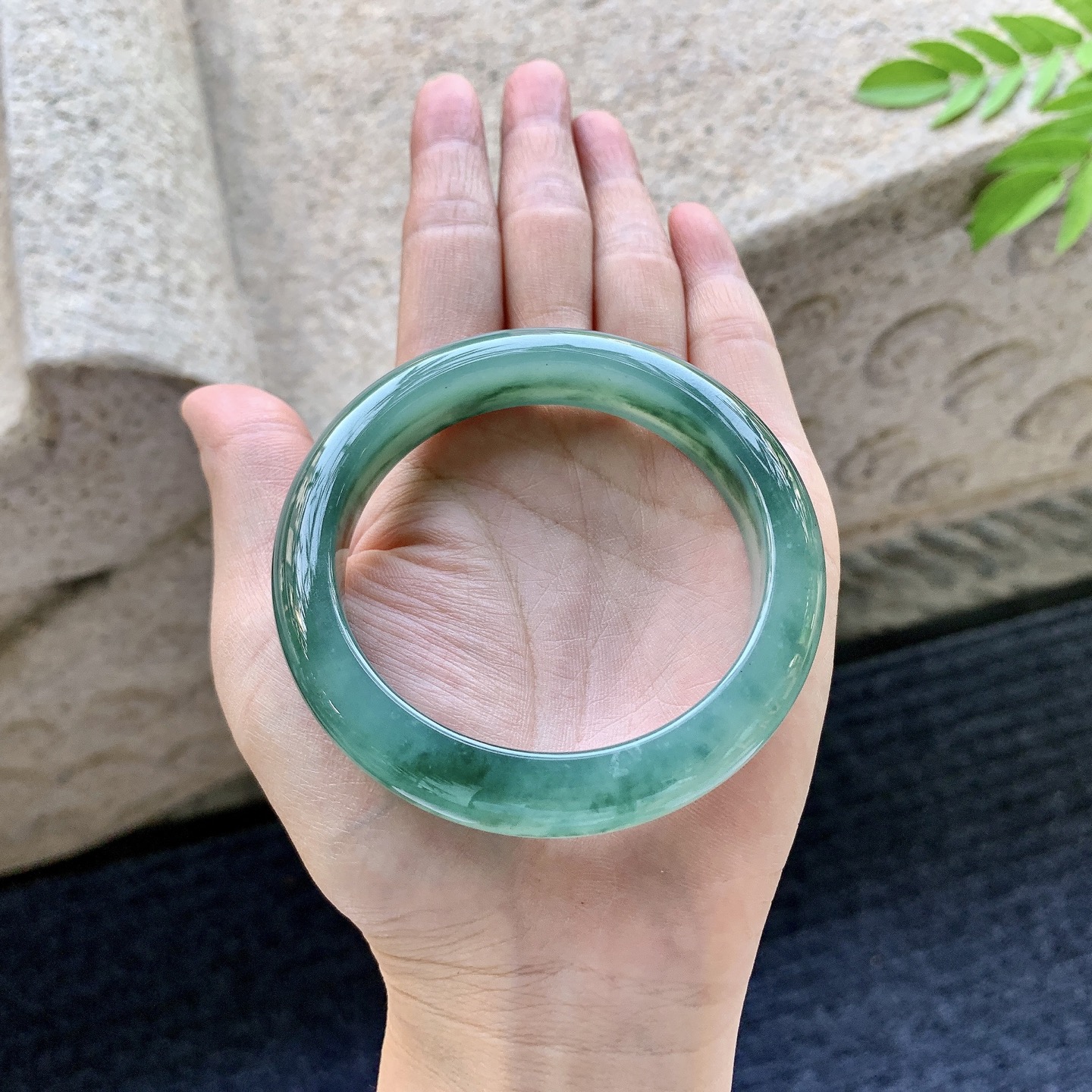 正圈55 56，圈口56.2/11.7/8.7，编码WW080738，糯冰飘花，水润，种老，细腻，无裂。