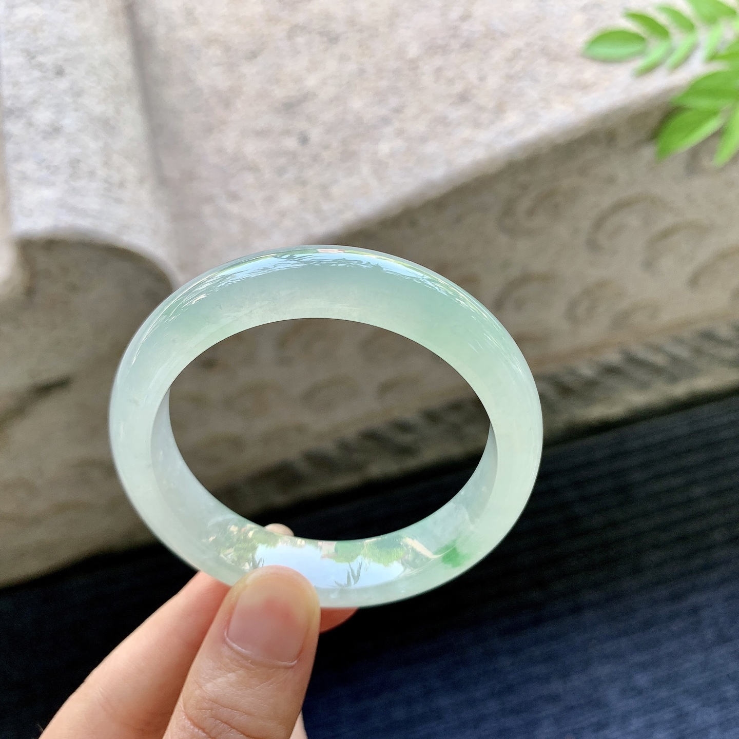 正圈50 51，圈口50.8/11.7/7.6，编码G7080702，糯冰飘绿花，水润，种老，细腻，无裂。