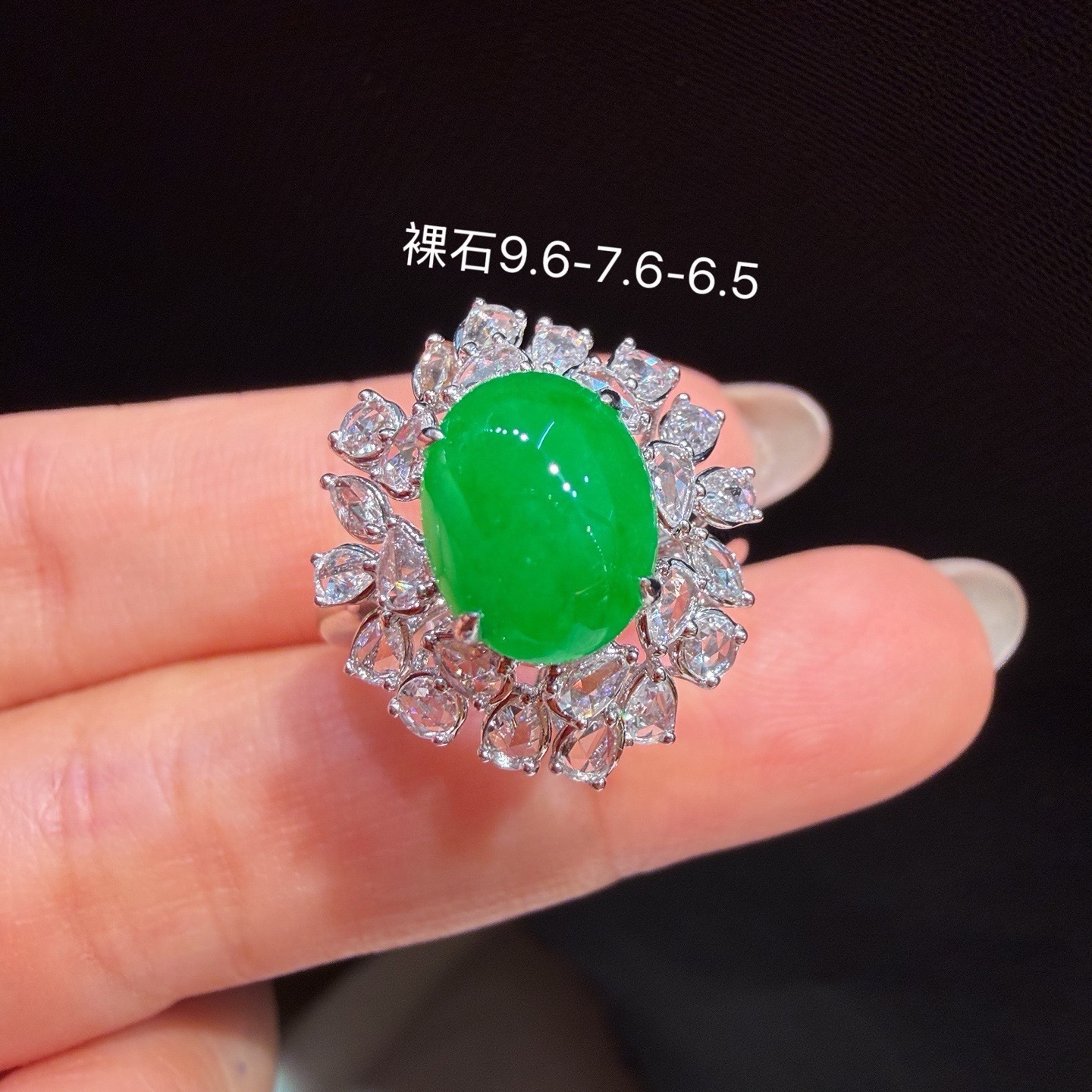 ️ 冰种正阳绿蛋面戒指，通透水润，玉质细腻，翠色鲜艳，18k金奢华钻石镶嵌