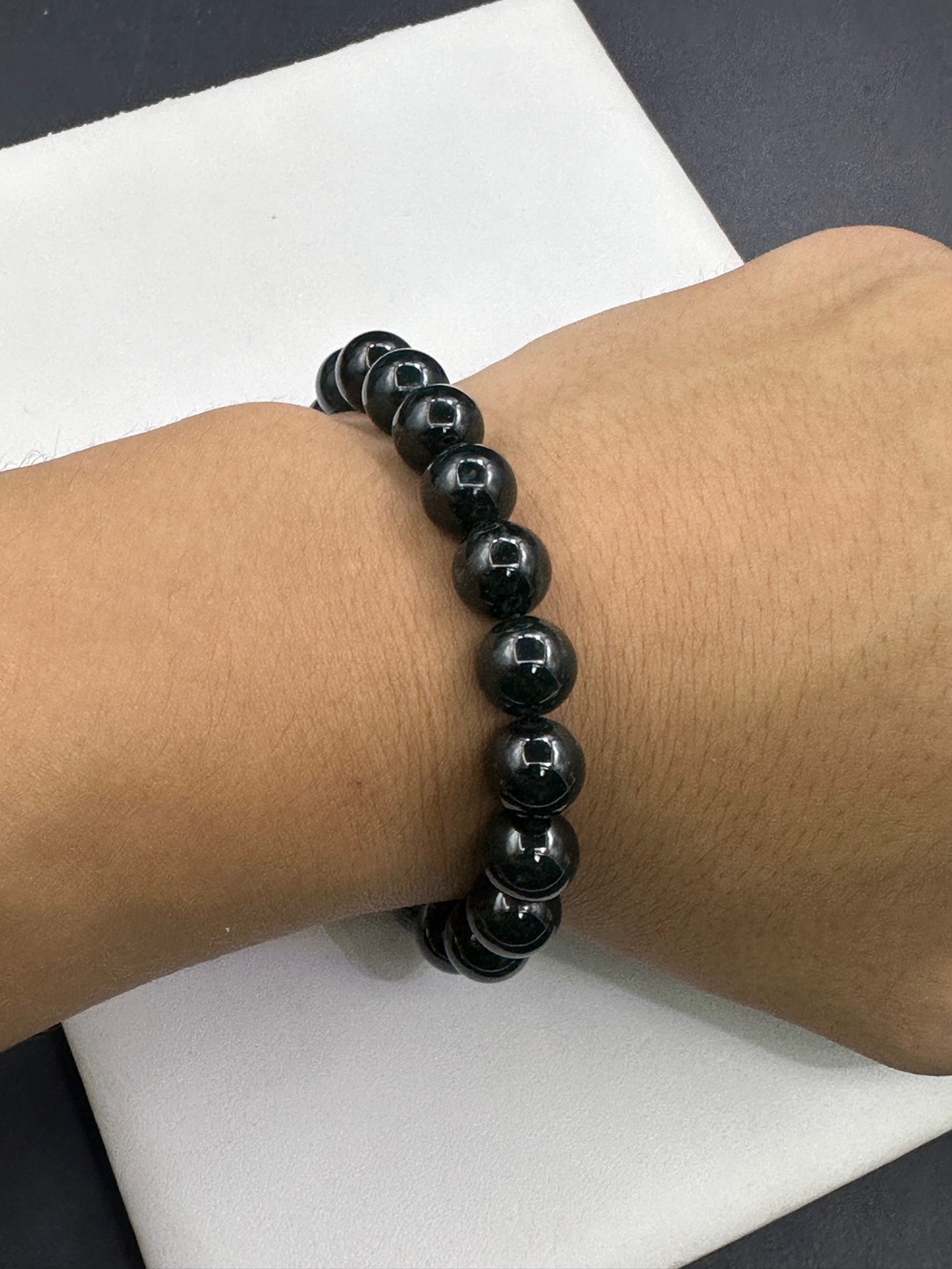 【墨翠手串10mm】老坑冰种   黑度极黑  灯照全透  呈帝王绿  种老起光   底极细腻  圆润饱满