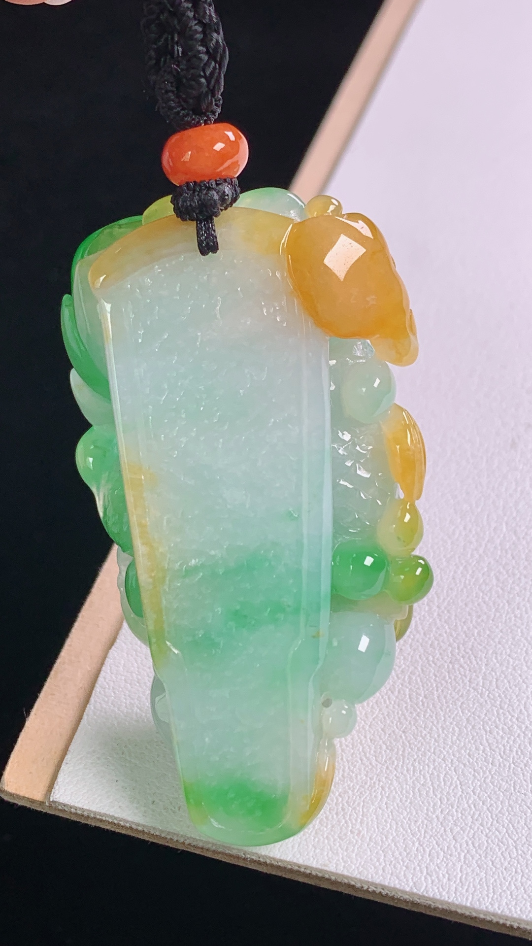 三彩莲年有余，色彩斑斓，雕工精湛，无裂，尺寸:60.0-34.4-16.6mm