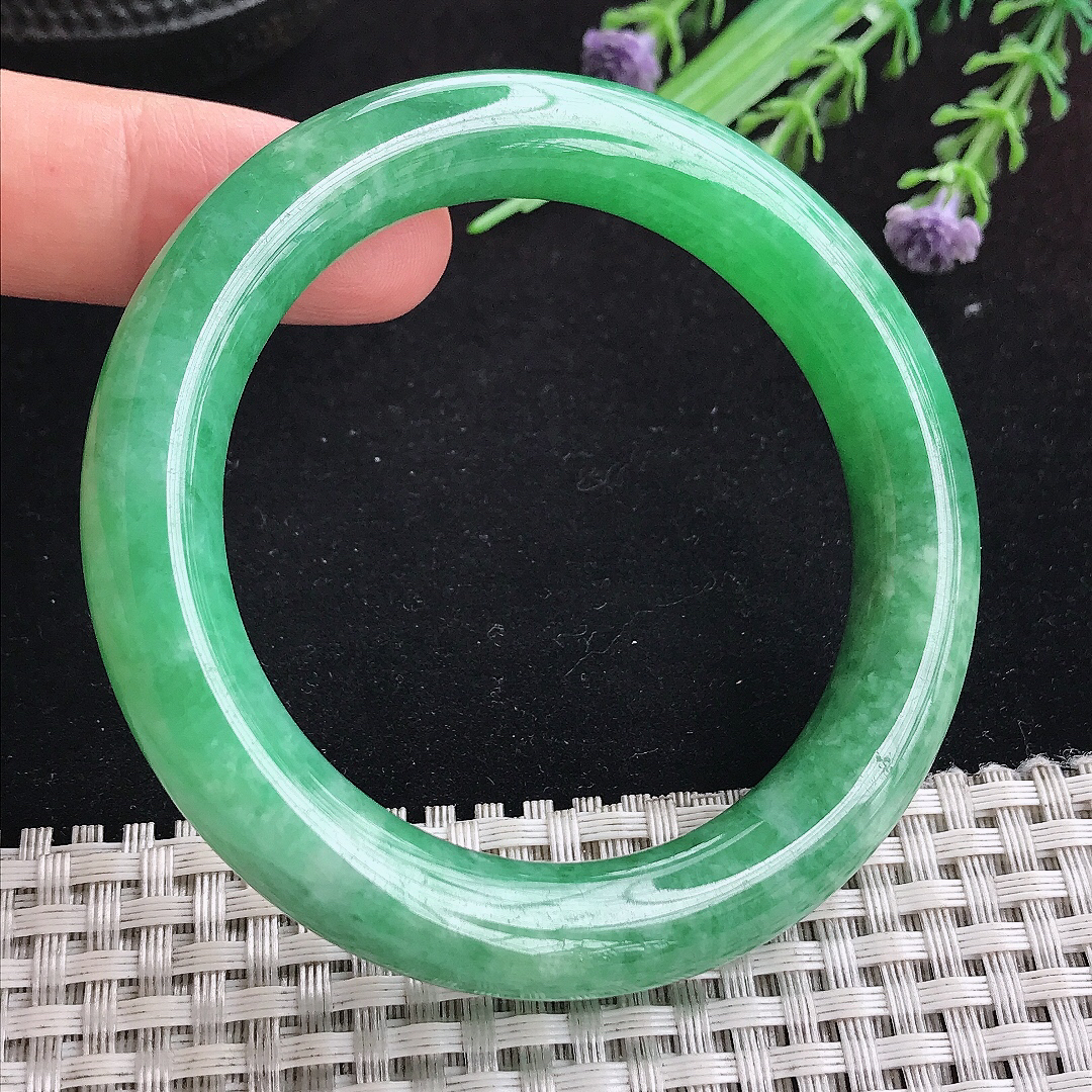 实拍A货翡翠53/10.5/10老坑精美满绿阳绿圆条手镯平安镯百搭