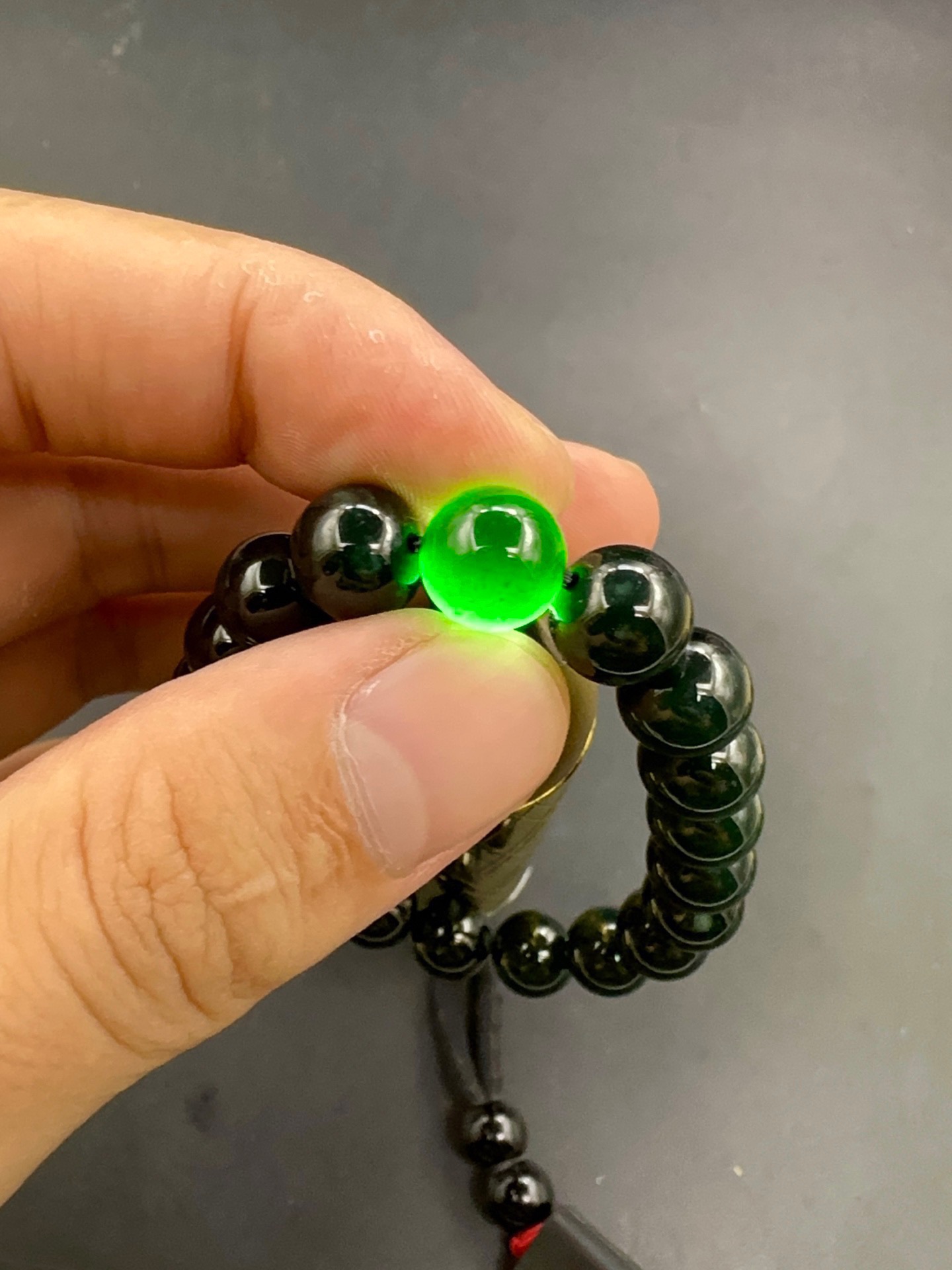 【墨翠手串10mm】老坑冰种   黑度极黑  灯照全透  呈帝王绿  种老起光   底极细腻  圆润饱满