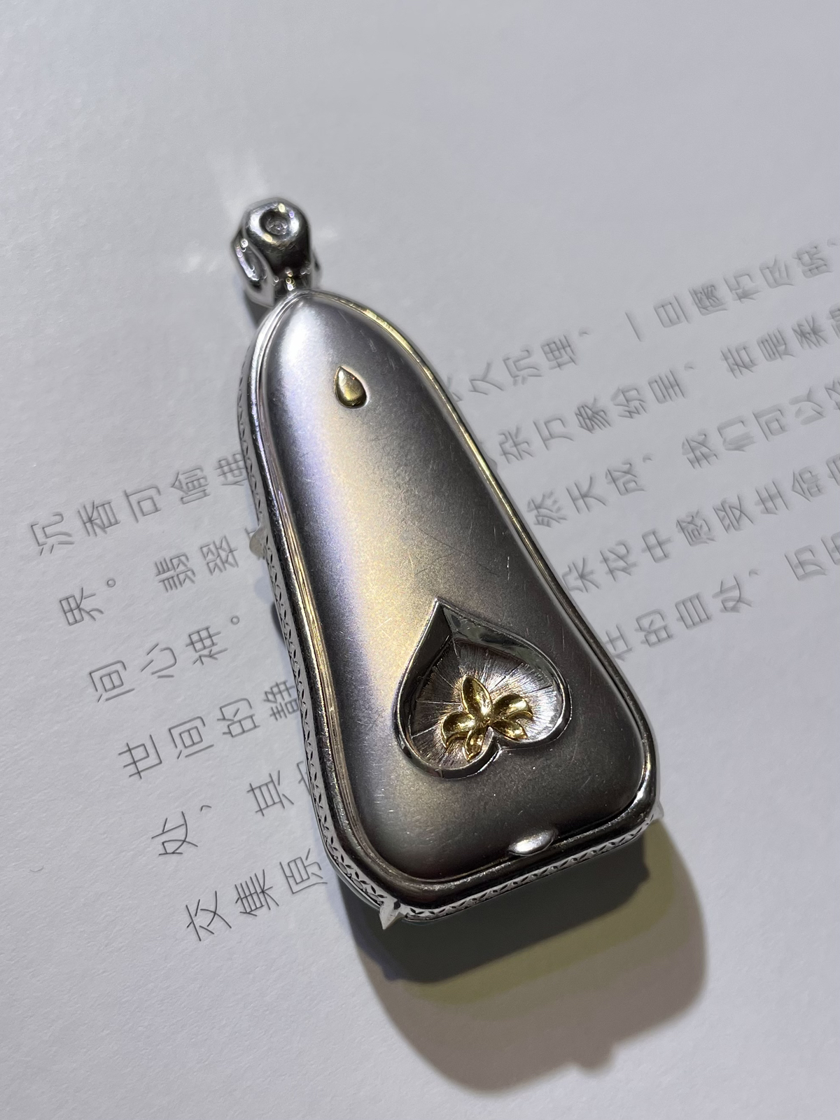 【玻璃种素衣观音】质地细腻，通透度上佳，冰感十足，适合佩戴，18k金钻镶嵌，裸石尺寸45*22.5*6毫米