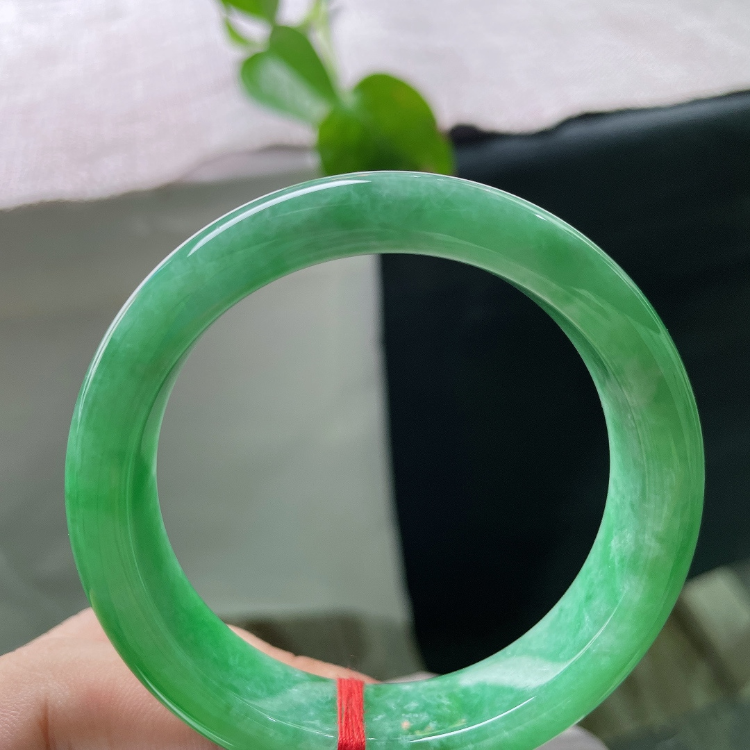 54.9/13.5/8.7，满绿正圈，无裂，翠色浓郁鲜亮，玉质水润，贵气十足，腕间气场全揽。ss56322a