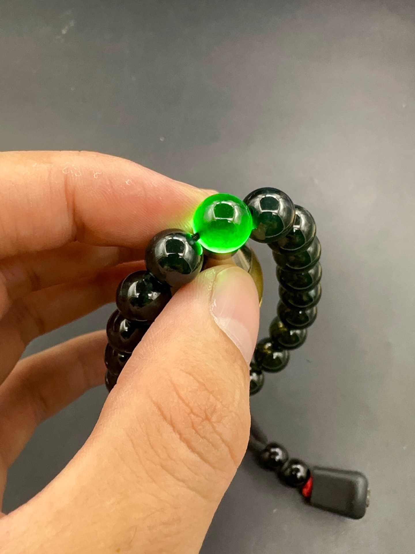 【墨翠手串10mm】老坑冰种   黑度极黑  灯照全透  呈帝王绿  种老起光   底极细腻  圆润饱满