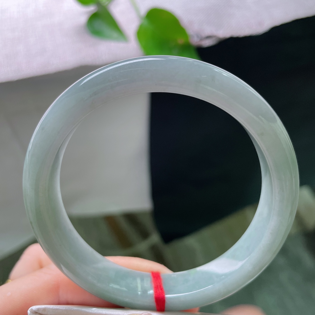 蓝底正圈，无裂，冰润蓝水正装平安镯，通体匀净灰蓝调，玉质细腻水润，镯型厚实端正，上手沉稳雅致。ss5