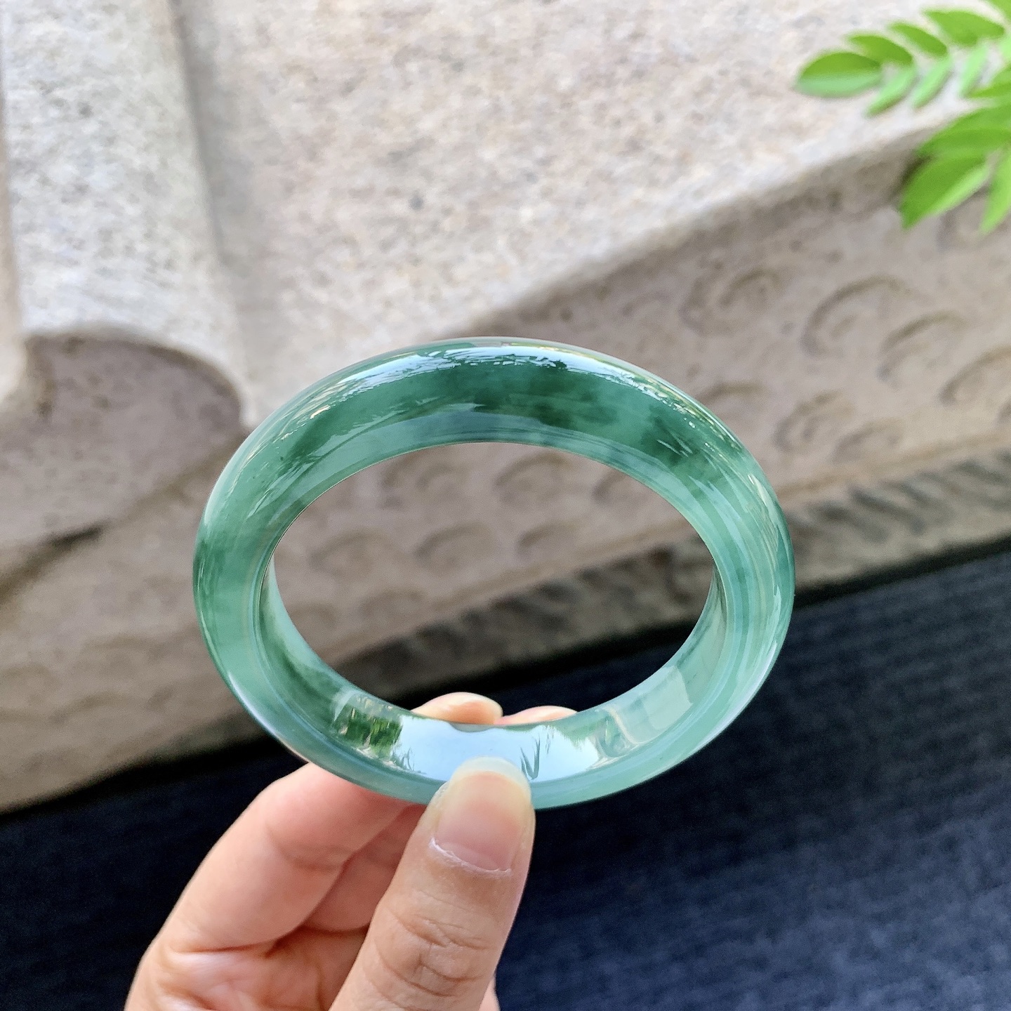 正圈55 56，圈口56.2/11.7/8.7，编码WW080738，糯冰飘花，水润，种老，细腻，无裂。