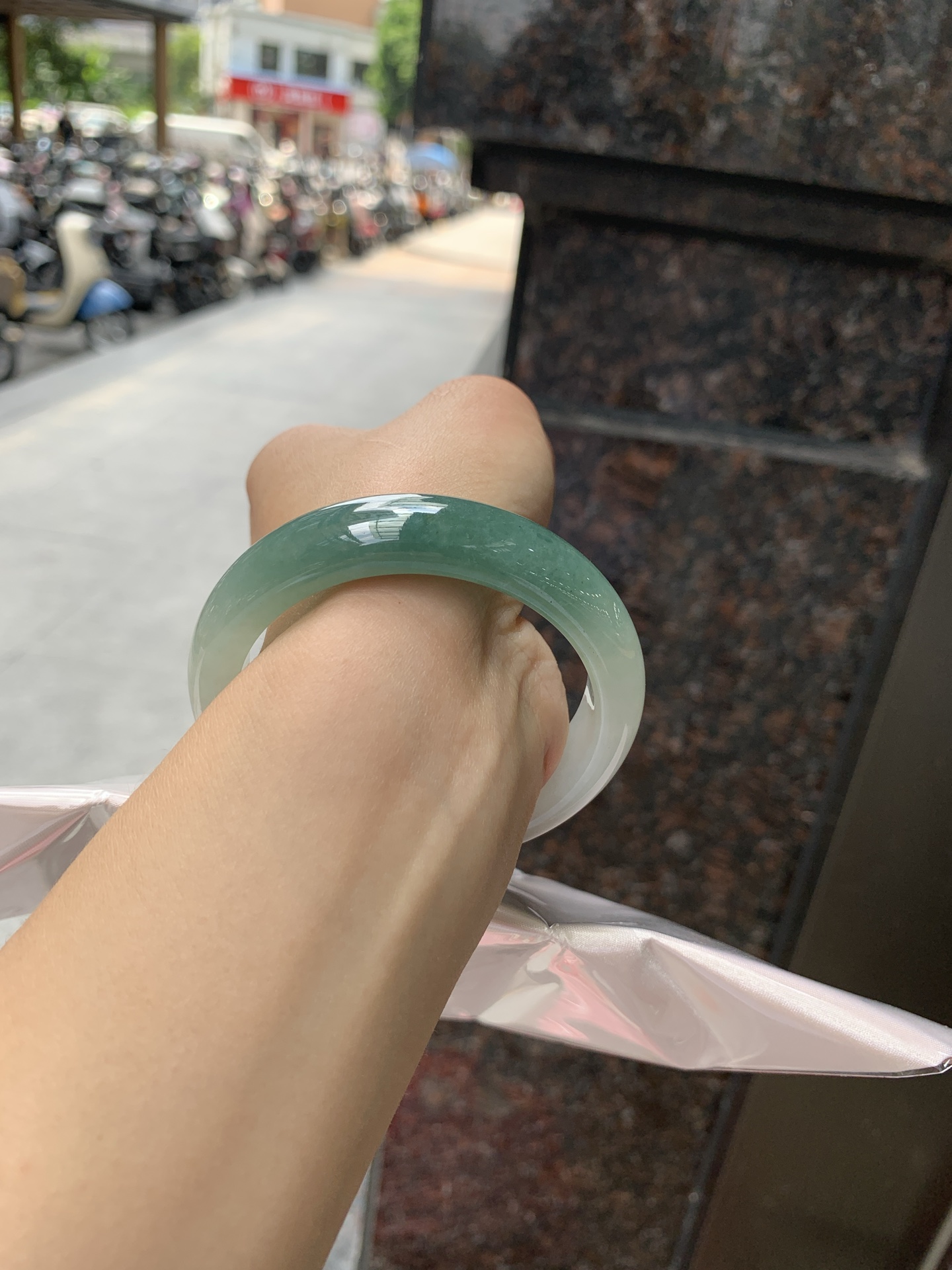 半山水正圈，54.5-13.5-8.2，0806-H277-71，无裂，底妆冰润细腻，半山半水天然意境，上手不挑皮，自带清冷感，低调不张扬，越看越有味道