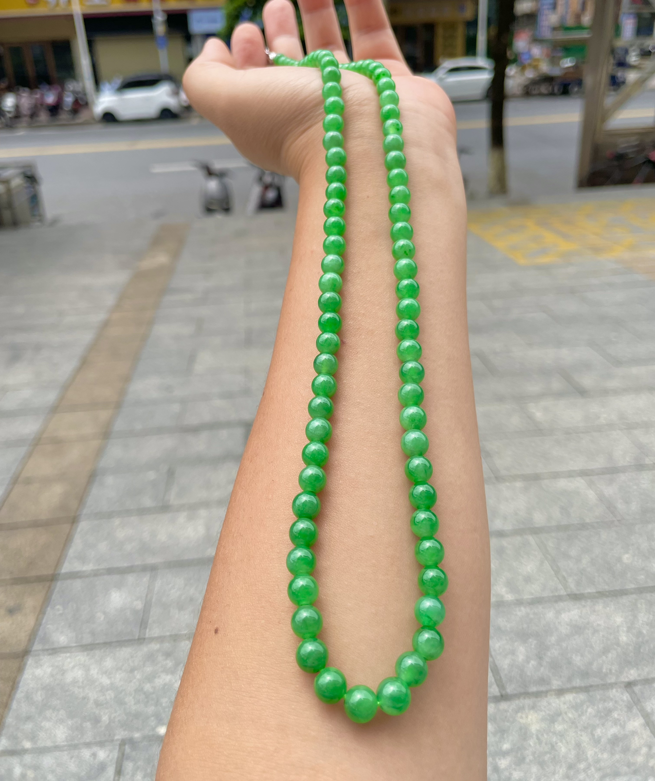 【冰种满绿圆珠珠链】冰感十足，通透闪亮，颜色很艳丽，收藏品质，推荐入手。尺寸6.2-7.1