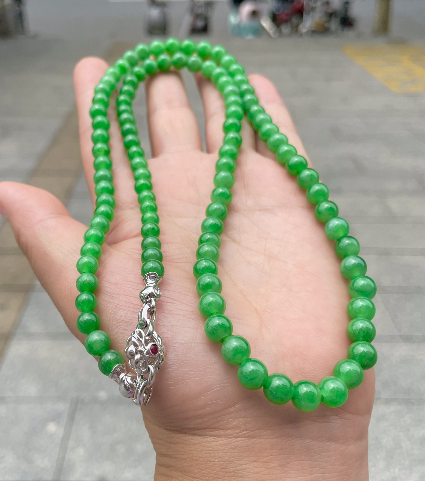 【冰种满绿圆珠珠链】冰感十足，通透闪亮，颜色很艳丽，收藏品质，推荐入手。尺寸6.2-7.1