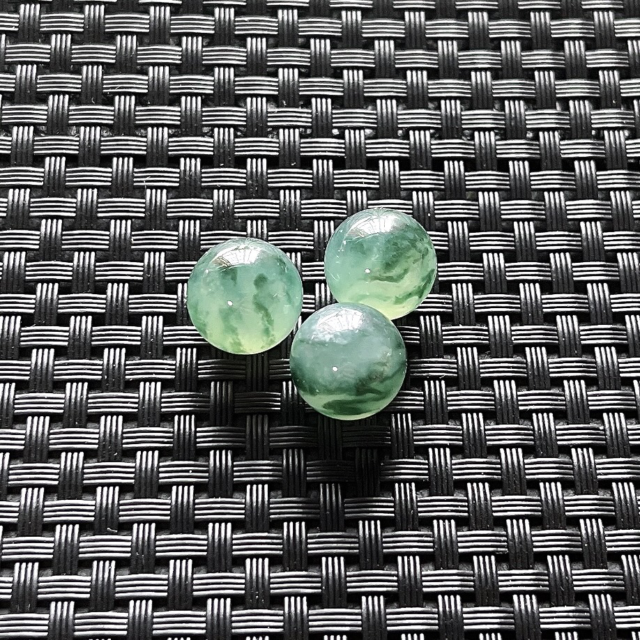 缅甸天然翡翠A货，卡13冰种飘花圆珠单珠一颗，多样性发其一，尺寸：13mm/1颗，重量：约3.95g
