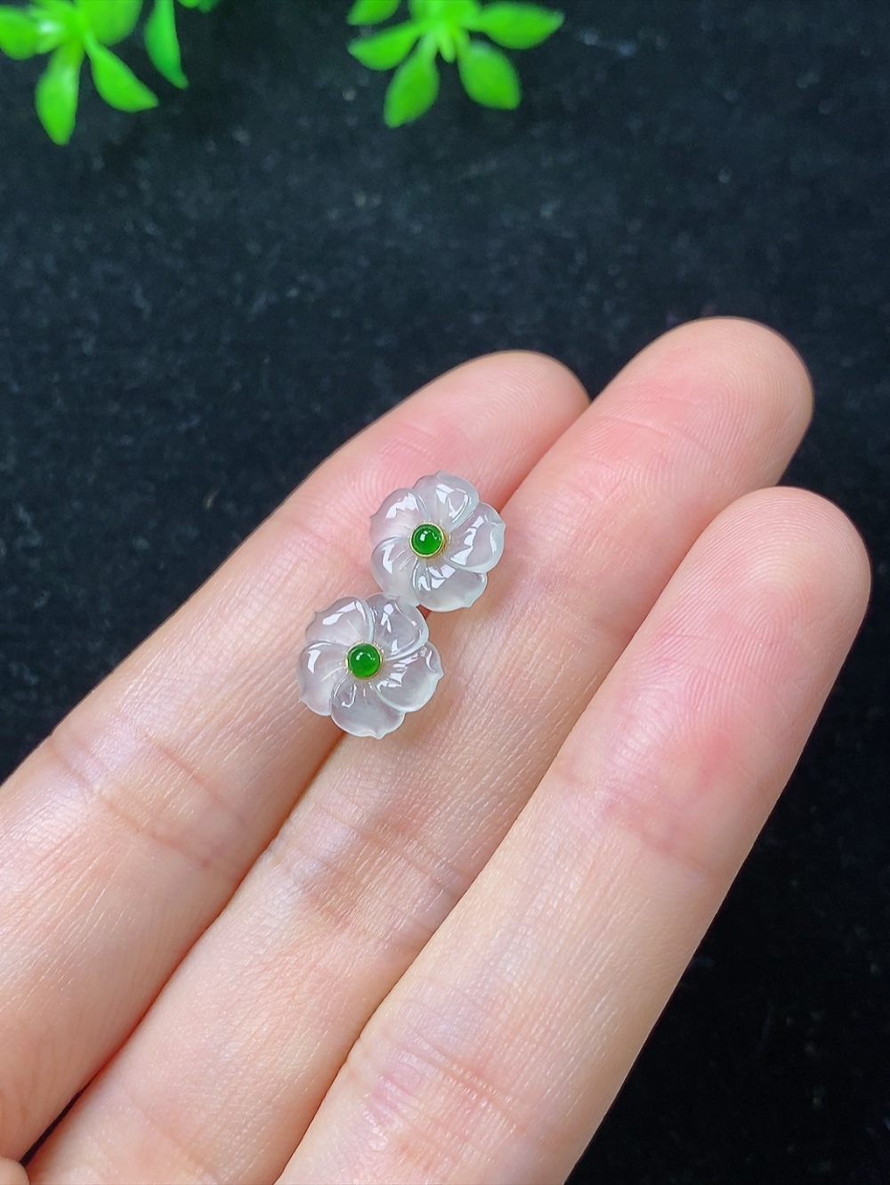 18k金镶白冰花朵耳钉一对，无裂，尺寸9.3-1.3mm,806xdz