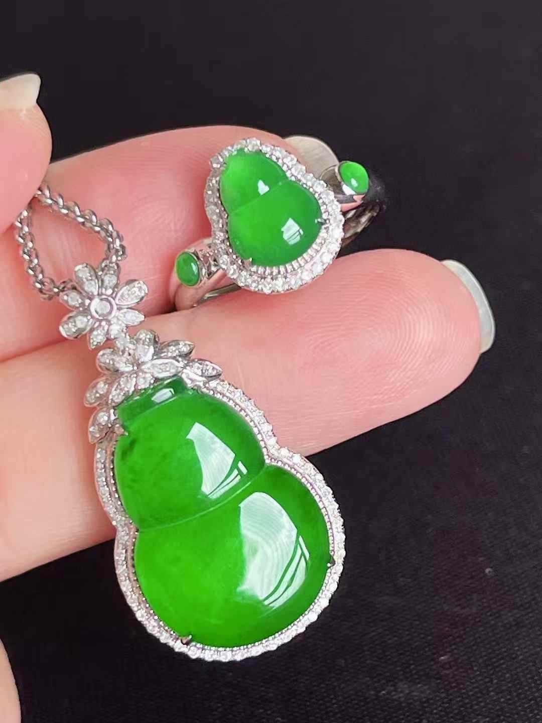 ️ 精美套装[色] 满色辣绿葫芦戒指葫芦吊坠 品质杠杠滴 无裂，一套 9.2-6.9-4.5