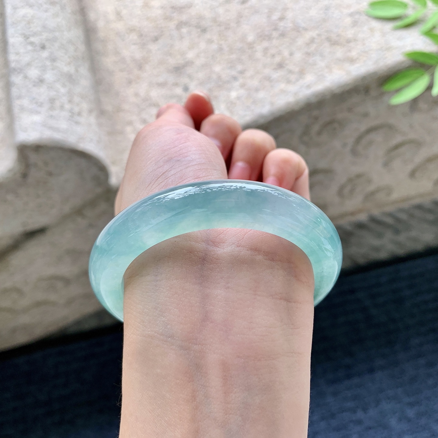 正圈53 54，圈口54.4/11.5/9.4，编码FL080608，冰糯晴蓝飘花，水润，种老，细腻，无裂。