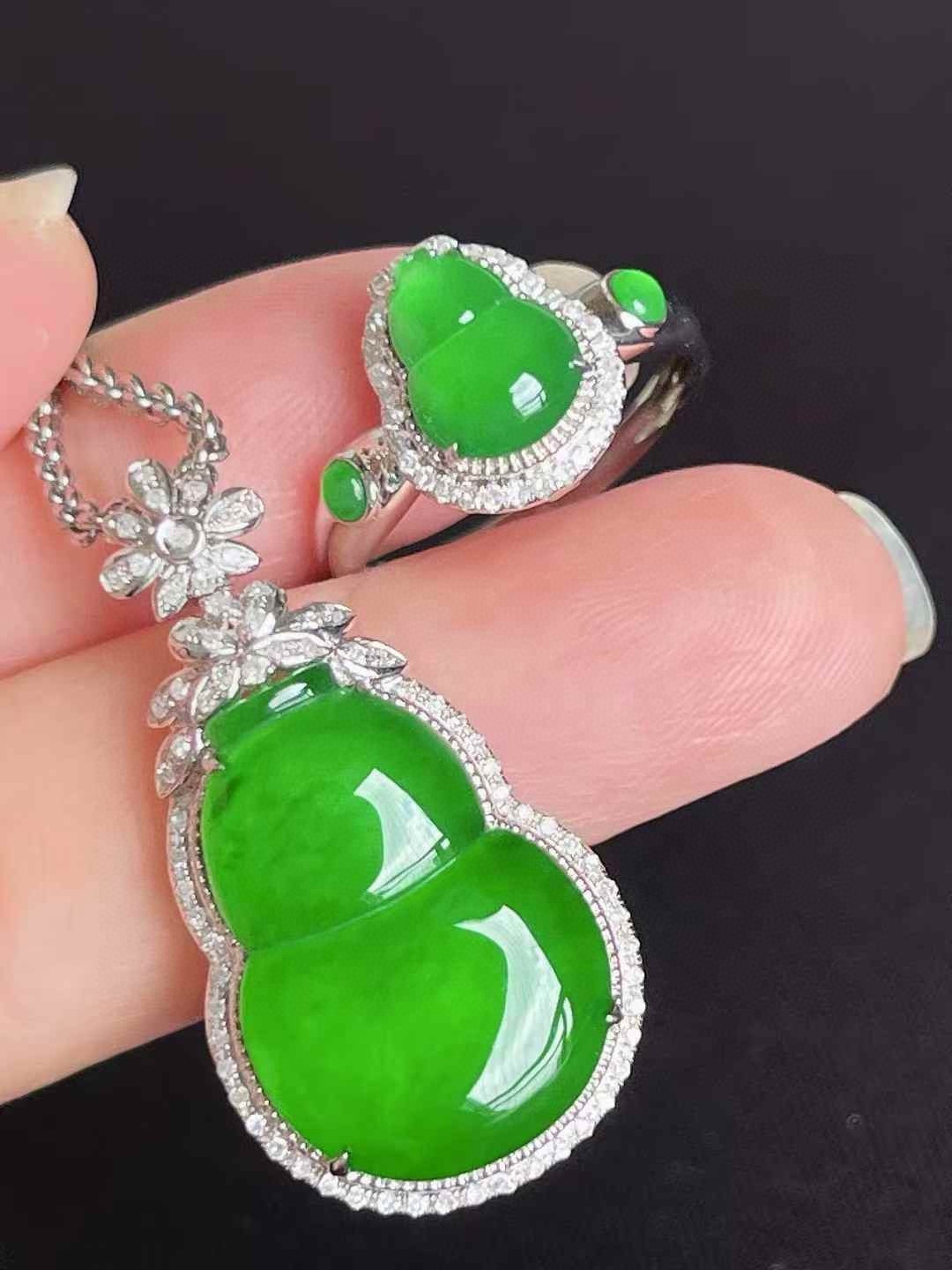 ️ 精美套装[色] 满色辣绿葫芦戒指葫芦吊坠 品质杠杠滴 无裂，一套 9.2-6.9-4.5