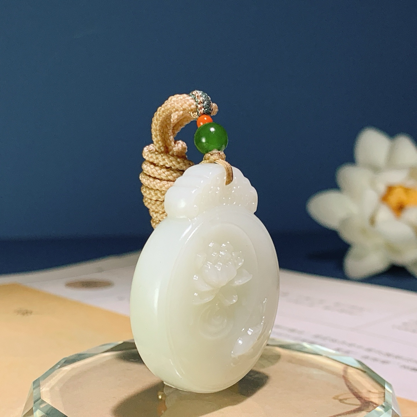 和田玉白玉连年有余挂件。尺寸40/33/12重29克！玉质细腻油润。手推出油。佩戴高端典雅。lt260807