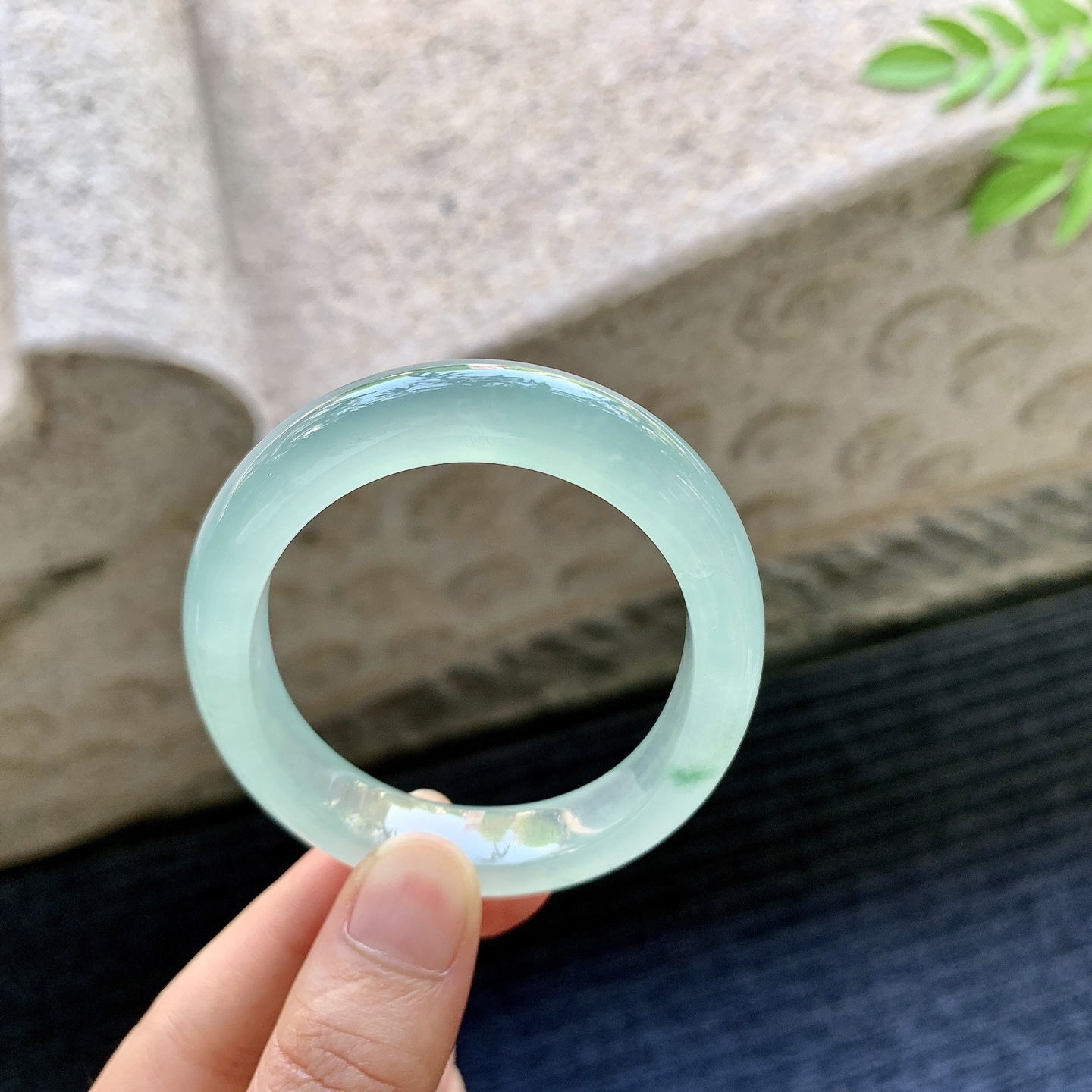 贵妃51 52，圈口52.7/45.1/10.1/7.8，编码LH080716，描述糯冰飘绿，水润，种老，细腻，打灯有絮线