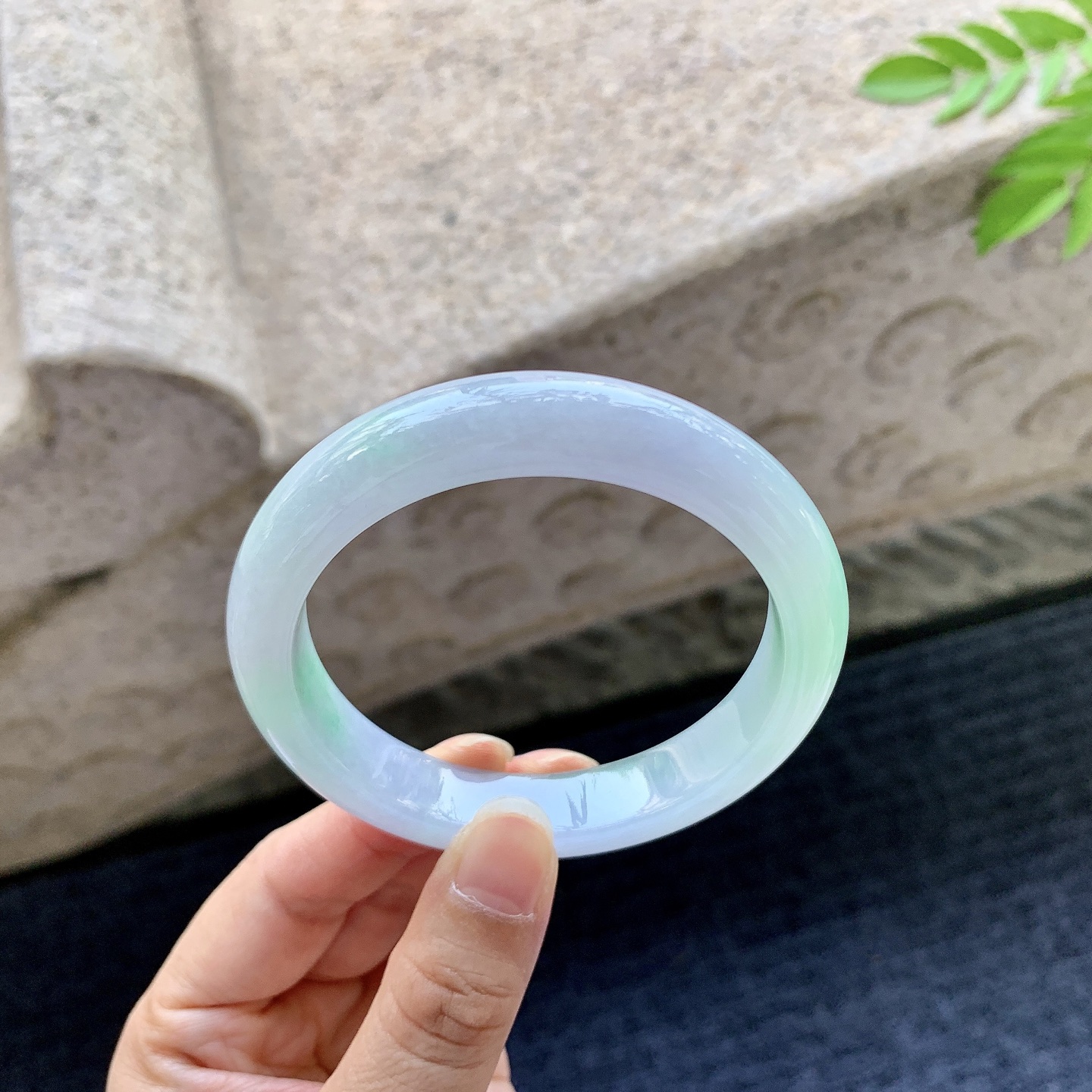 正圈56 57，圈口56.8/11.6/8.3，编码AD080729，糯冰椿彩，水润，种老，细腻，打灯有纹线。
