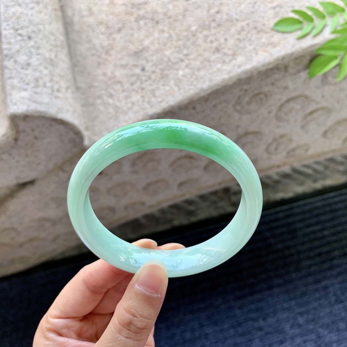 正圈61 62，圈口62.3/13/7.6，编码GL080738，糯冰飘绿，水润，种老，细腻，打灯有棉线