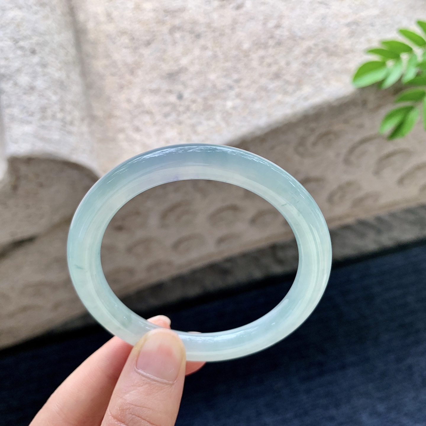 圆条53 54，圈口54.5/7.7/8.6，编码Q5080509，描述：糯冰晴绿，水润，种老，细腻，无裂。