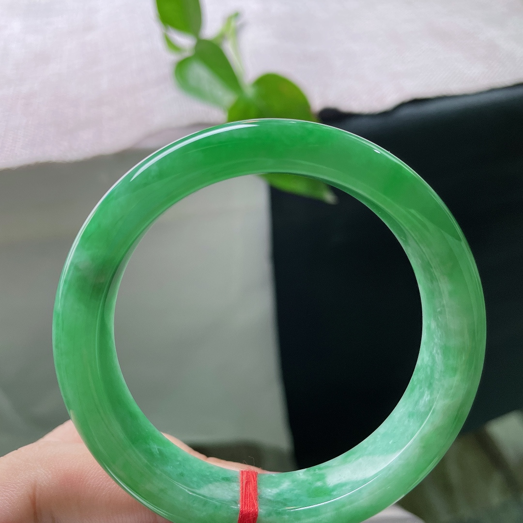 54.9/13.5/8.7，满绿正圈，无裂，翠色浓郁鲜亮，玉质水润，贵气十足，腕间气场全揽。ss56