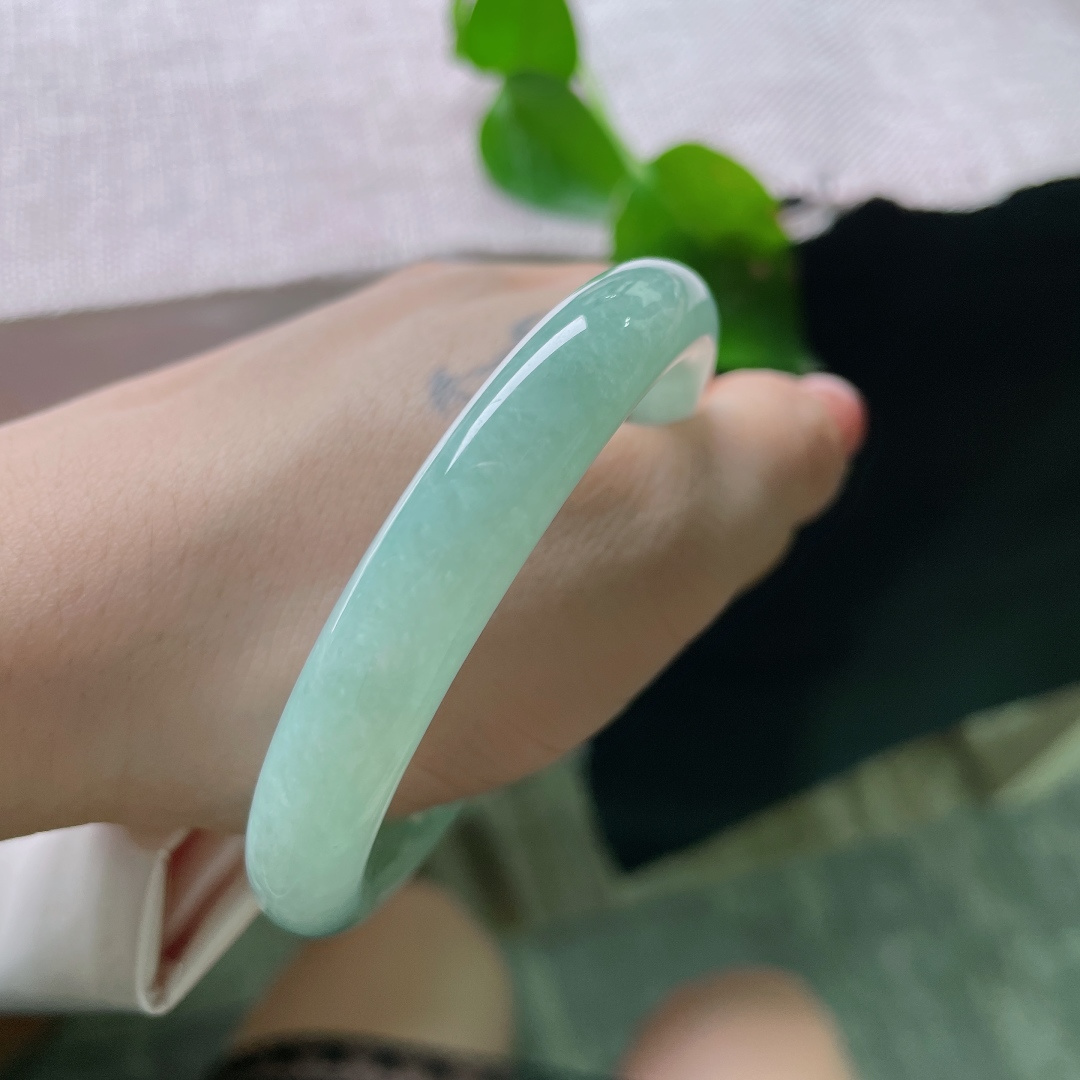 绿底圆条，颜色好，甜美又优雅，细润，种老，减龄显气质，无裂，48976a