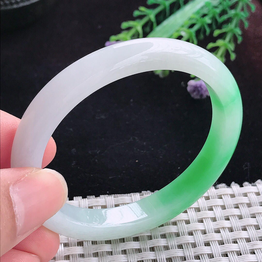实拍A货翡翠53.5/46/9.4/7.2老坑冰润飘阳绿贵妃手镯平安镯百搭