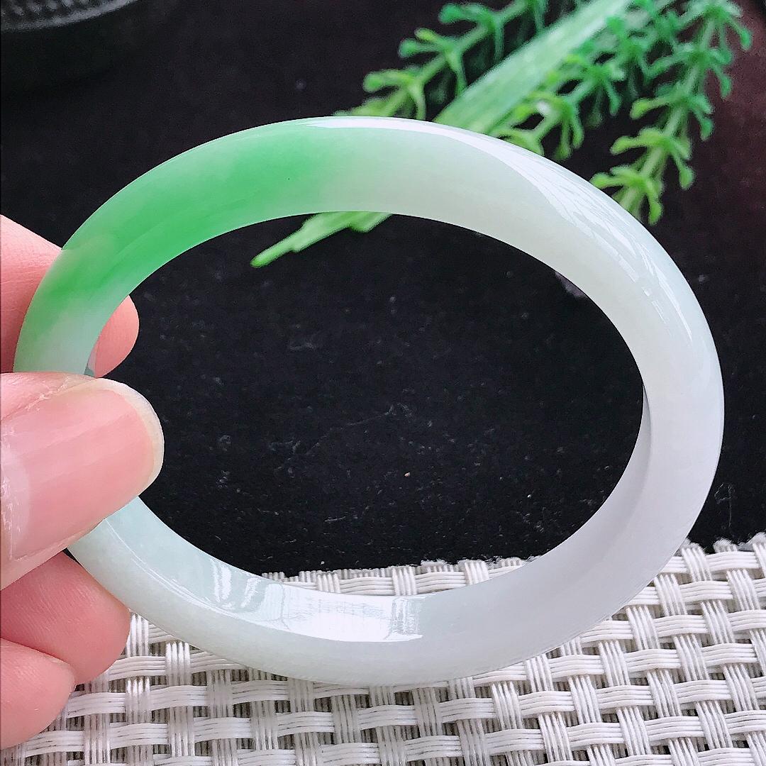 实拍A货翡翠53.5/46/9.4/7.2老坑冰润飘阳绿贵妃手镯平安镯百搭