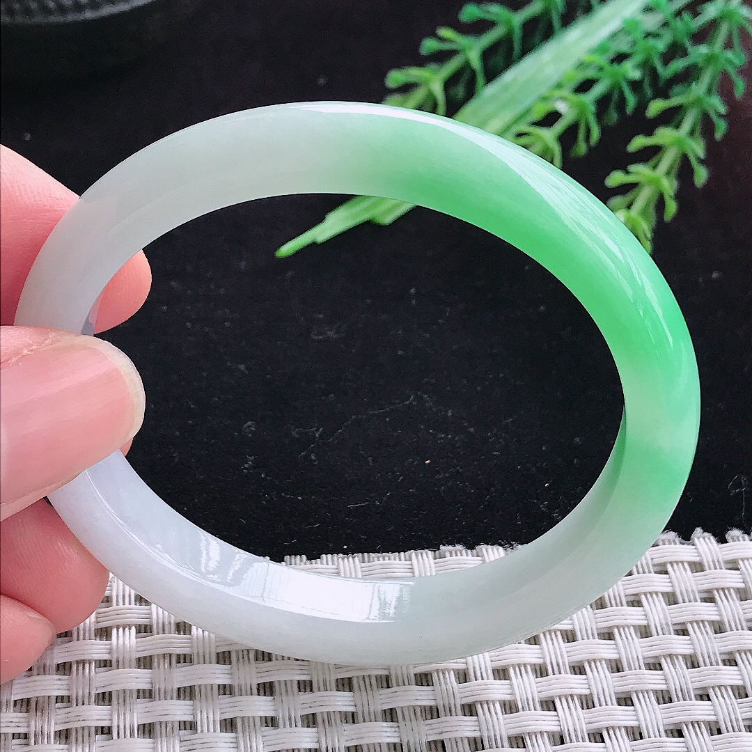 实拍A货翡翠53.5/46/9.4/7.2老坑冰润飘阳绿贵妃手镯平安镯百搭