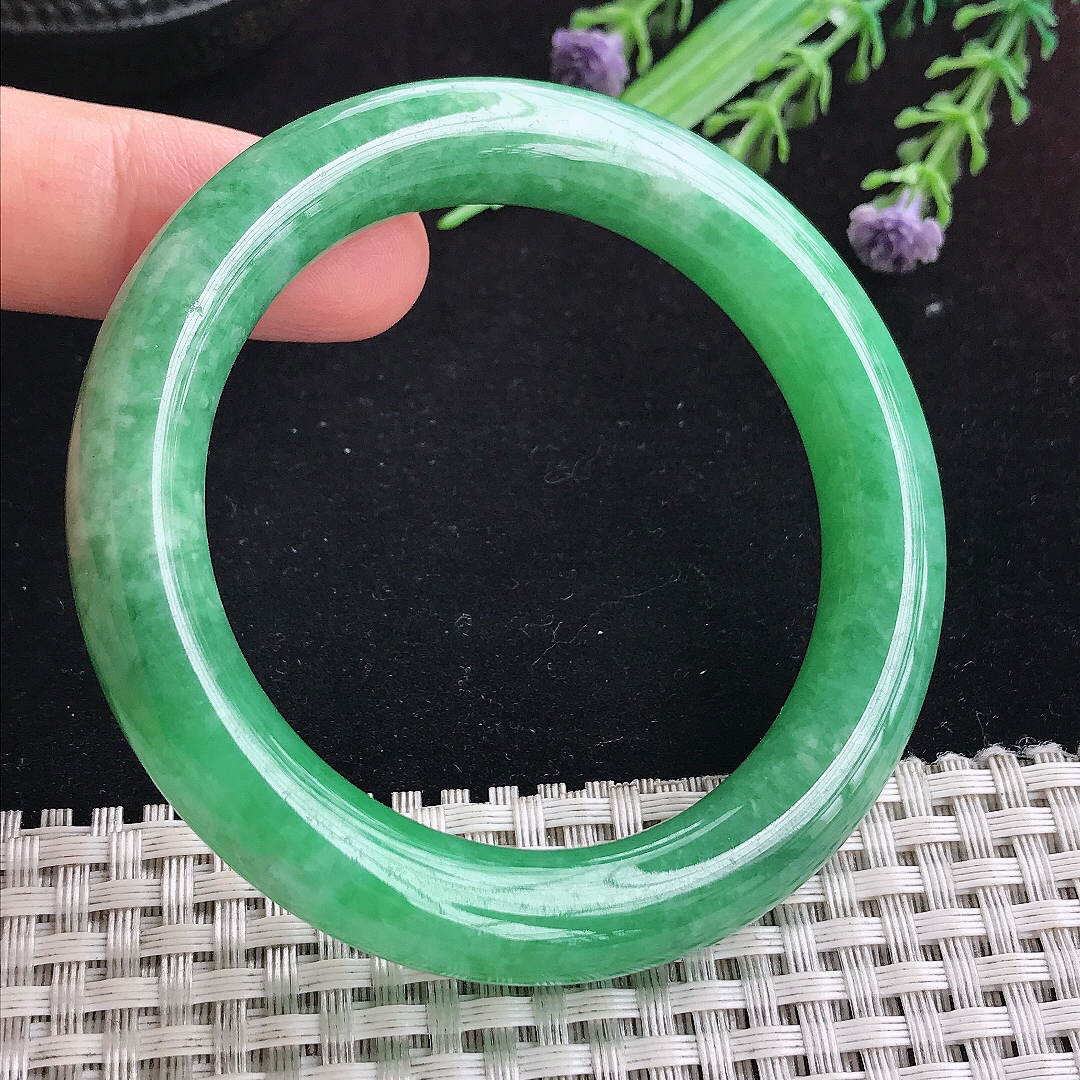实拍A货翡翠53/10.5/10老坑精美满绿阳绿圆条手镯平安镯百搭