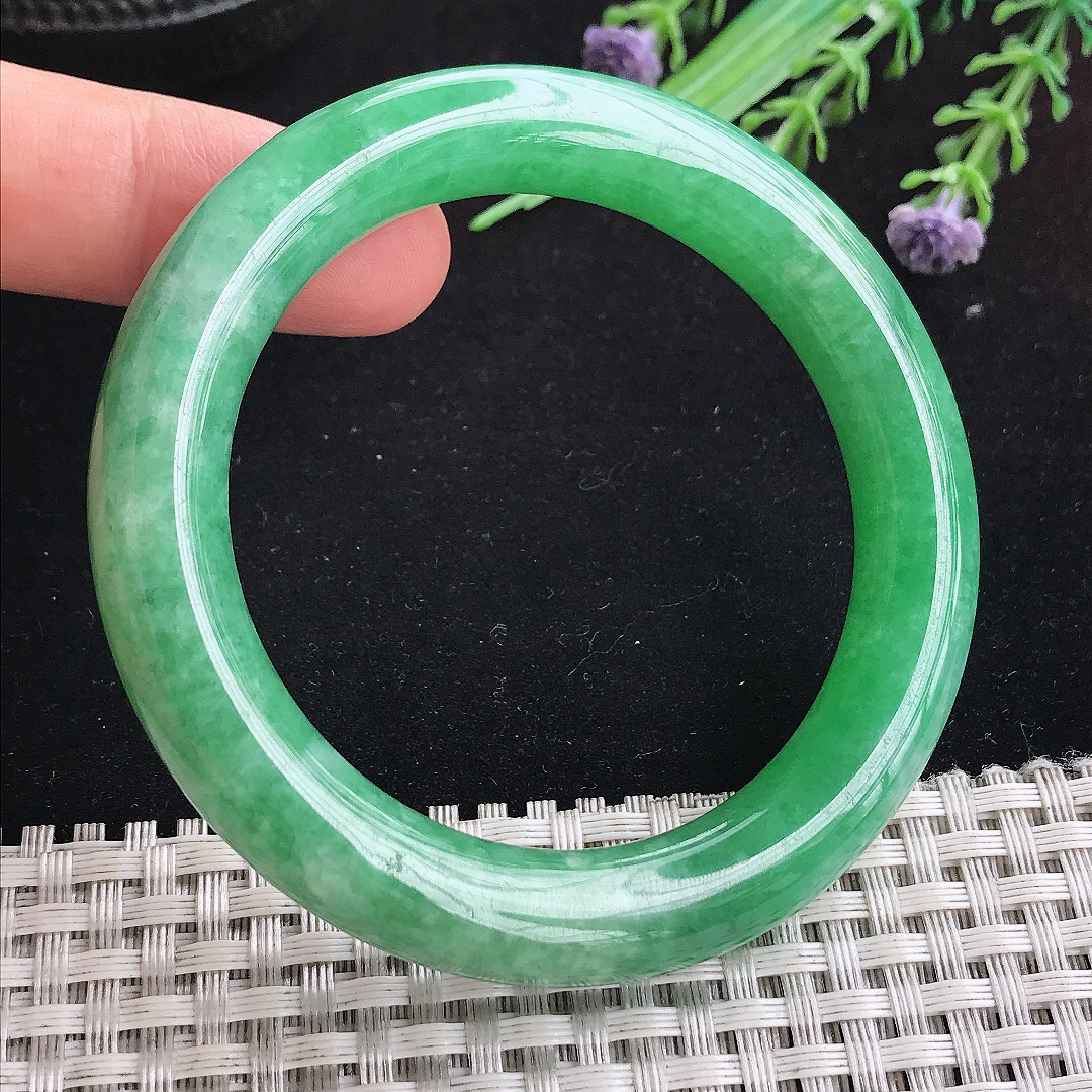 实拍A货翡翠53/10.5/10老坑精美满绿阳绿圆条手镯平安镯百搭