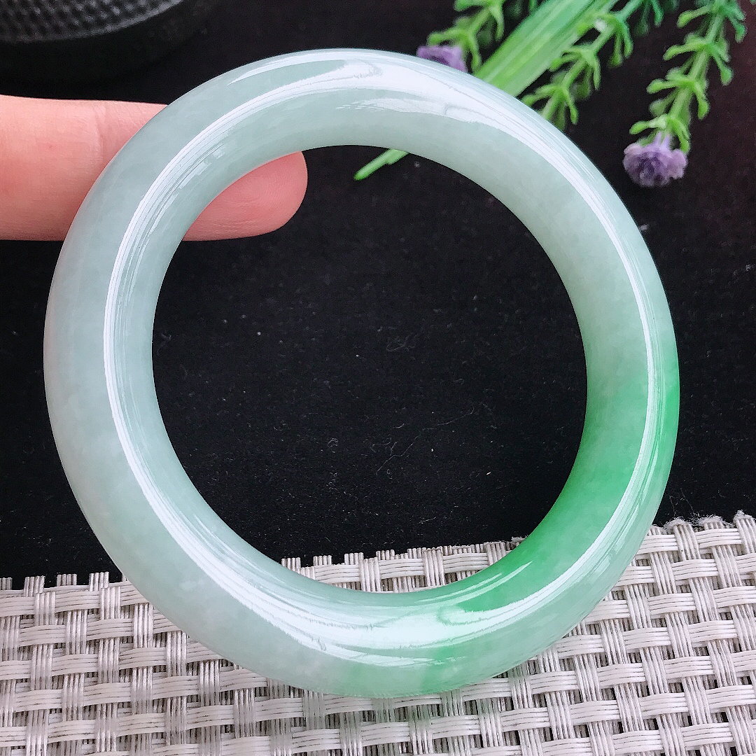 实拍A货翡翠55.8/11.5/11.7老坑冰润起胶飘阳绿圆条手镯平安镯百搭