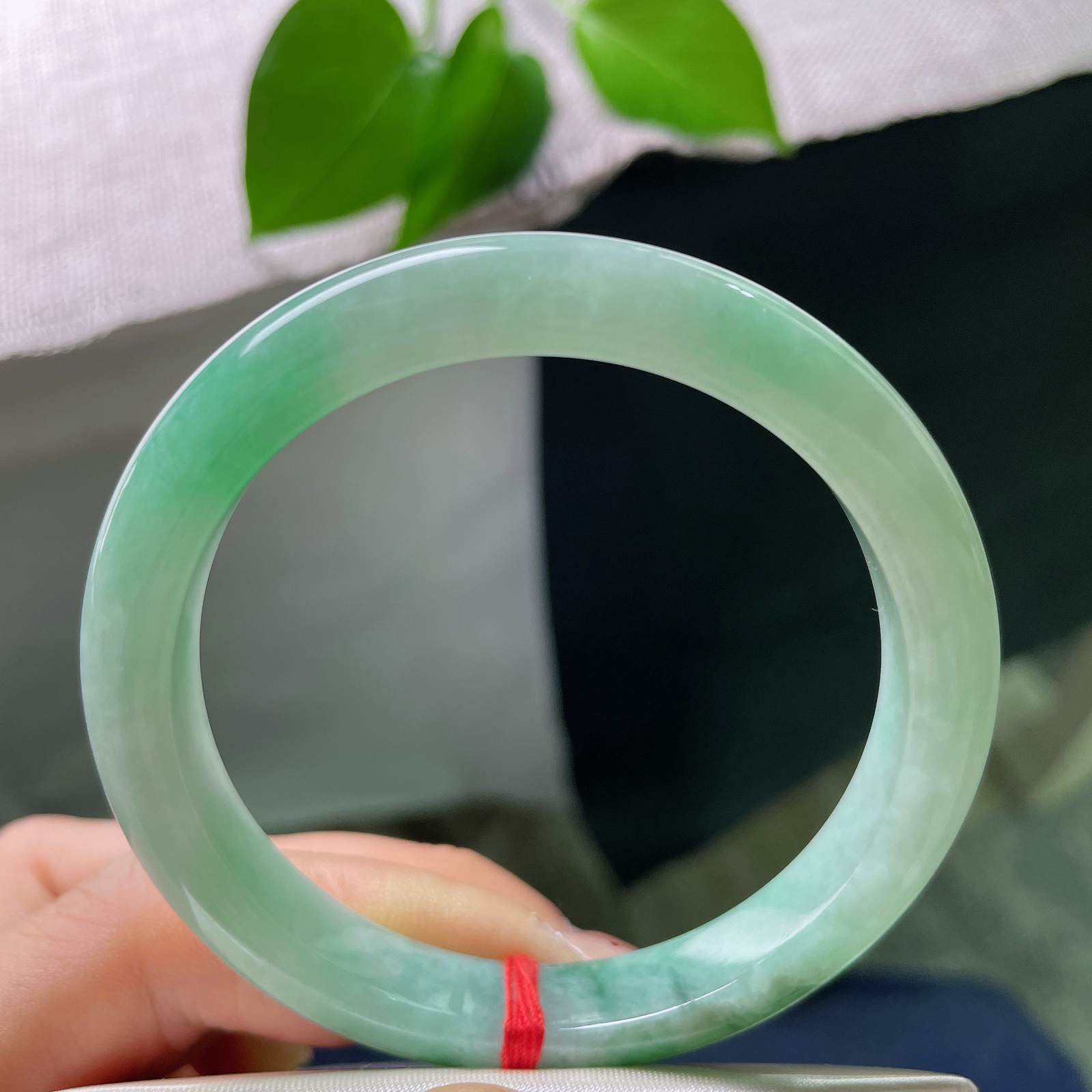 55.2/9.9/8.2，飘花正圈，皮纹，底色清甜柔和，一侧晕开一抹鲜亮阳绿，底端浓黑的飘花沉静内敛